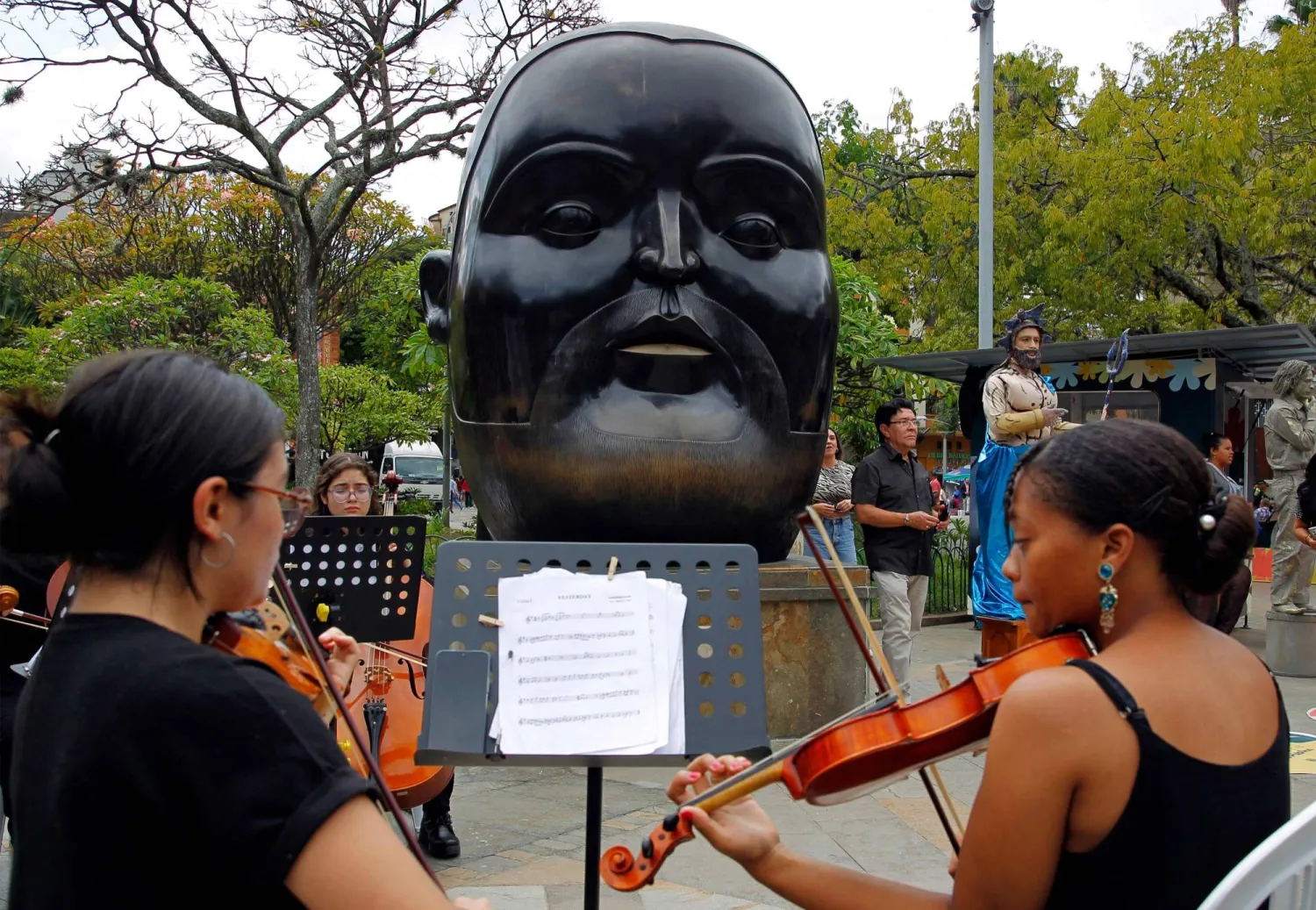 تحية وداع للراحل فرناندو بوتيرو الذي اشتهر بالأحجام الكبيرة لشخصيات أعماله (أ.ف.ب)