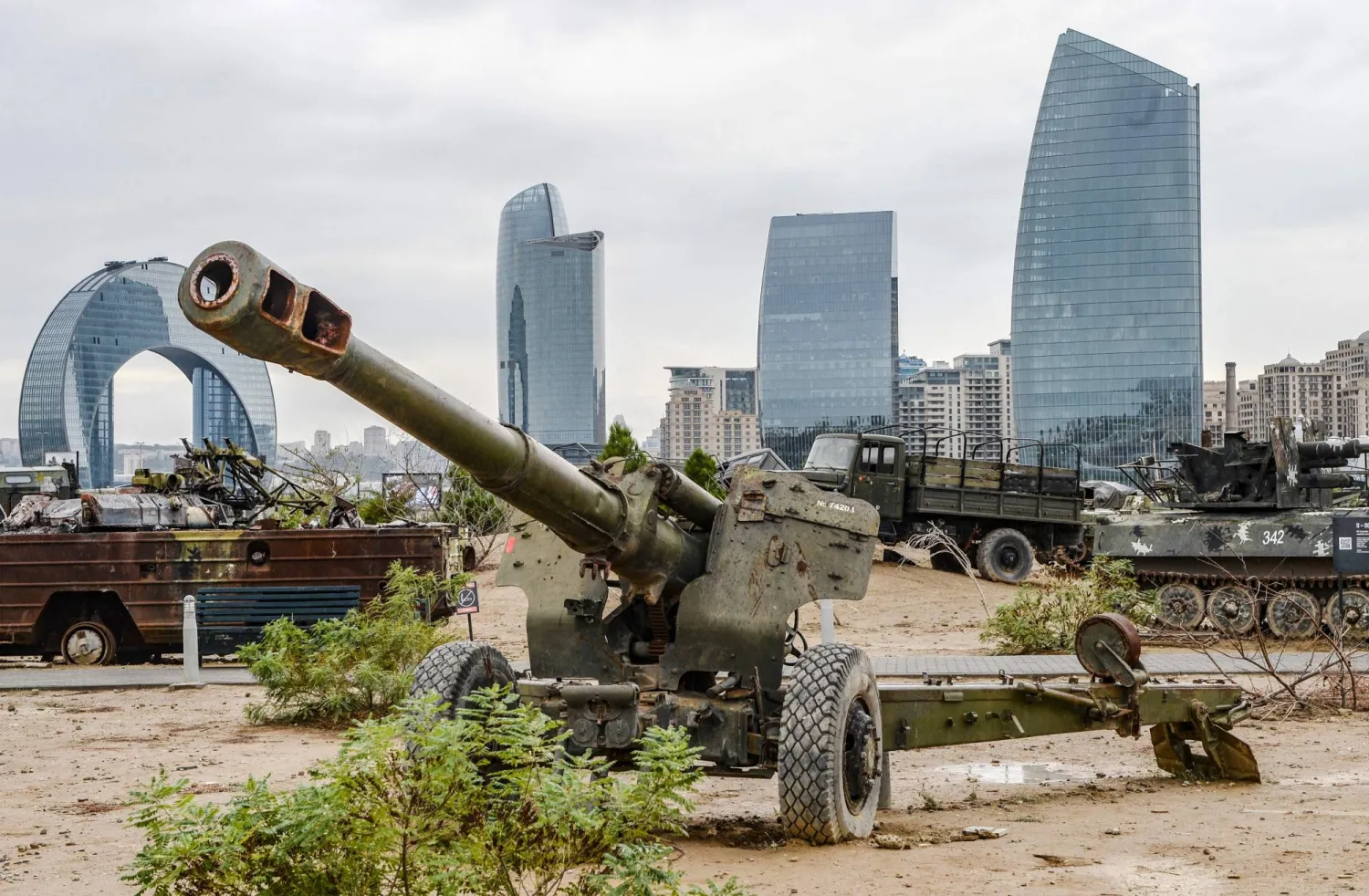 عرض أسلحة أرمينية  تم الاستيلاء عليها في معرض تذكاري في باكو في 13 سبتمبر 2023 (أ.ف.ب)