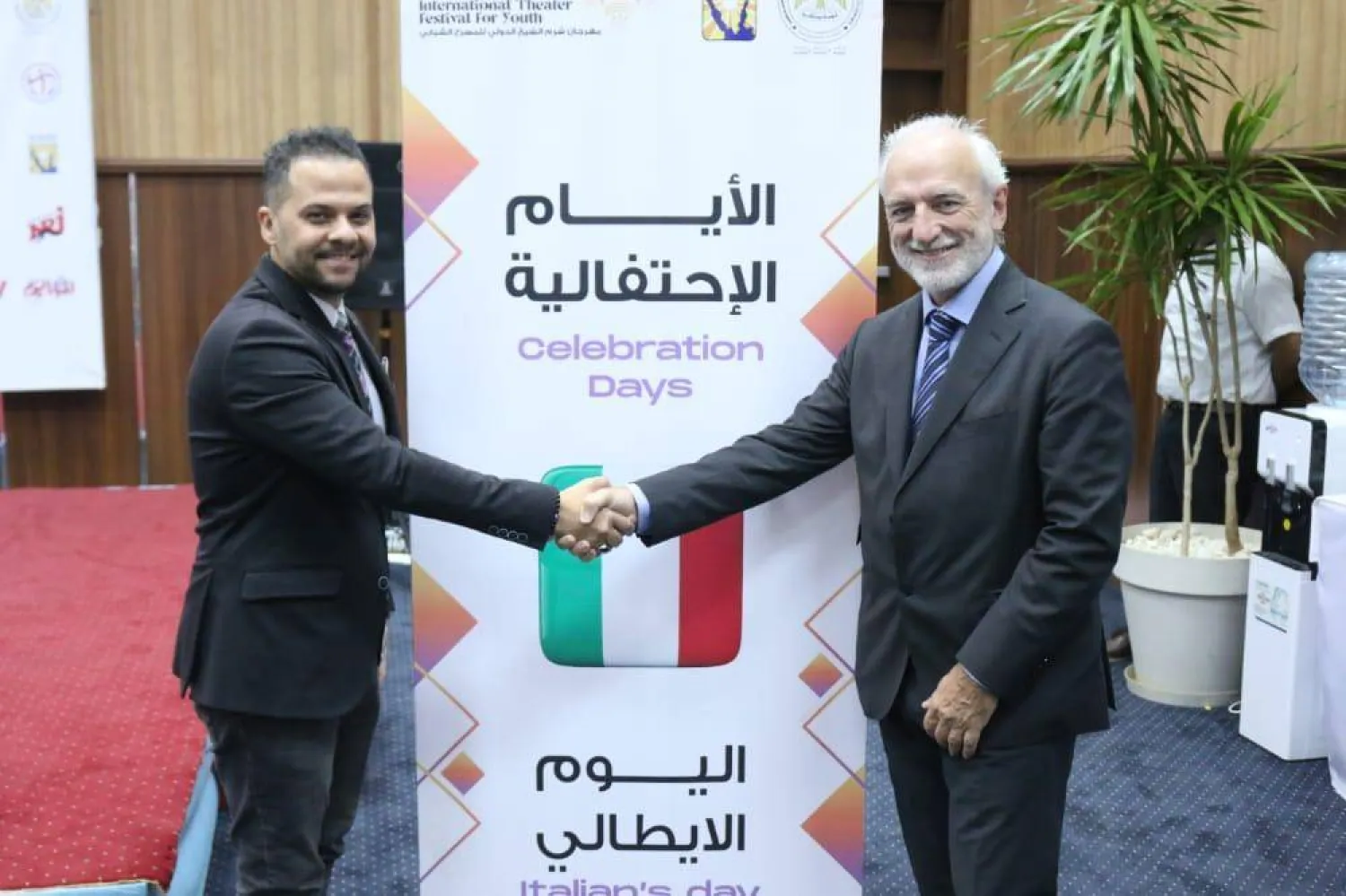 رئيس المهرجان مازن الغرباوي والمستشار الثقافي للسفارة الإيطالية ديفيد إسكالماني (الجهة المنظّمة)