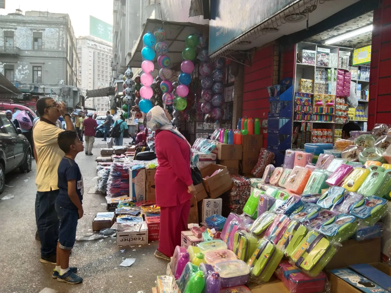 جولات للأسر المصرية بين المكتبات قبل بدء الدراسة (الشرق الأوسط)