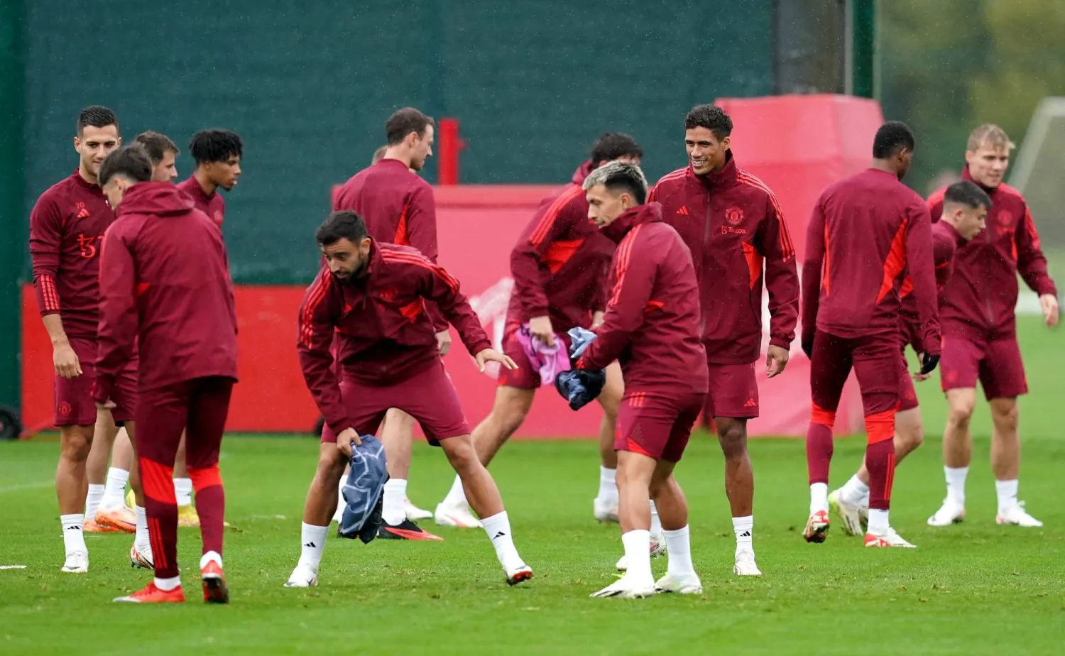 فاران لاعب مانشستر يونايتد يشارك مع زملائه في الحصة التدريبية بكارينغتون (د.ب.أ)