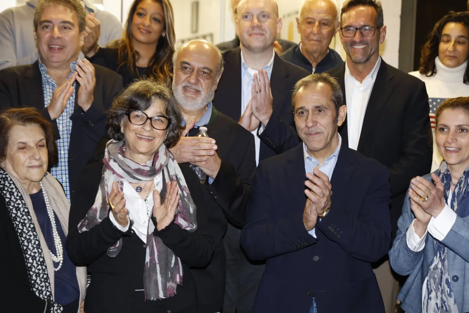 المفرج عنهم مع عدد من المسؤولين الأميركيين (أ.ب)