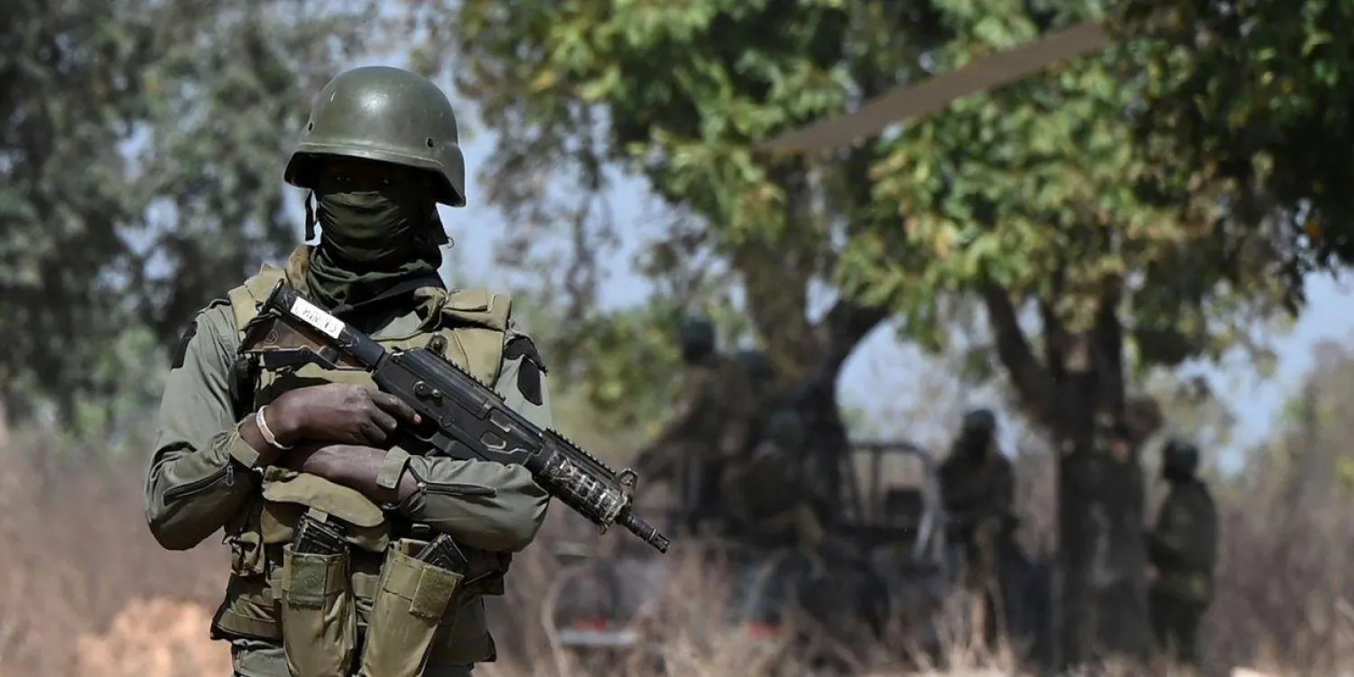 جندي من كوت ديفوار على الحدود مع مالي (أ.ف.ب)