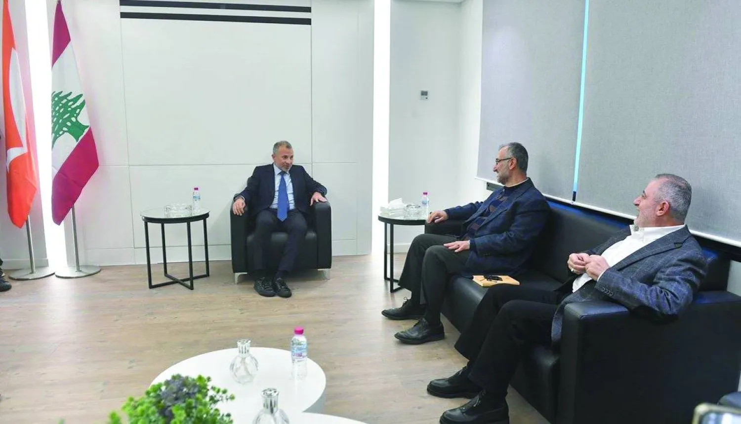 من لقاء سابق بين النائب جبران باسيل ومسؤولين في «حزب الله» (مواقع التواصل)