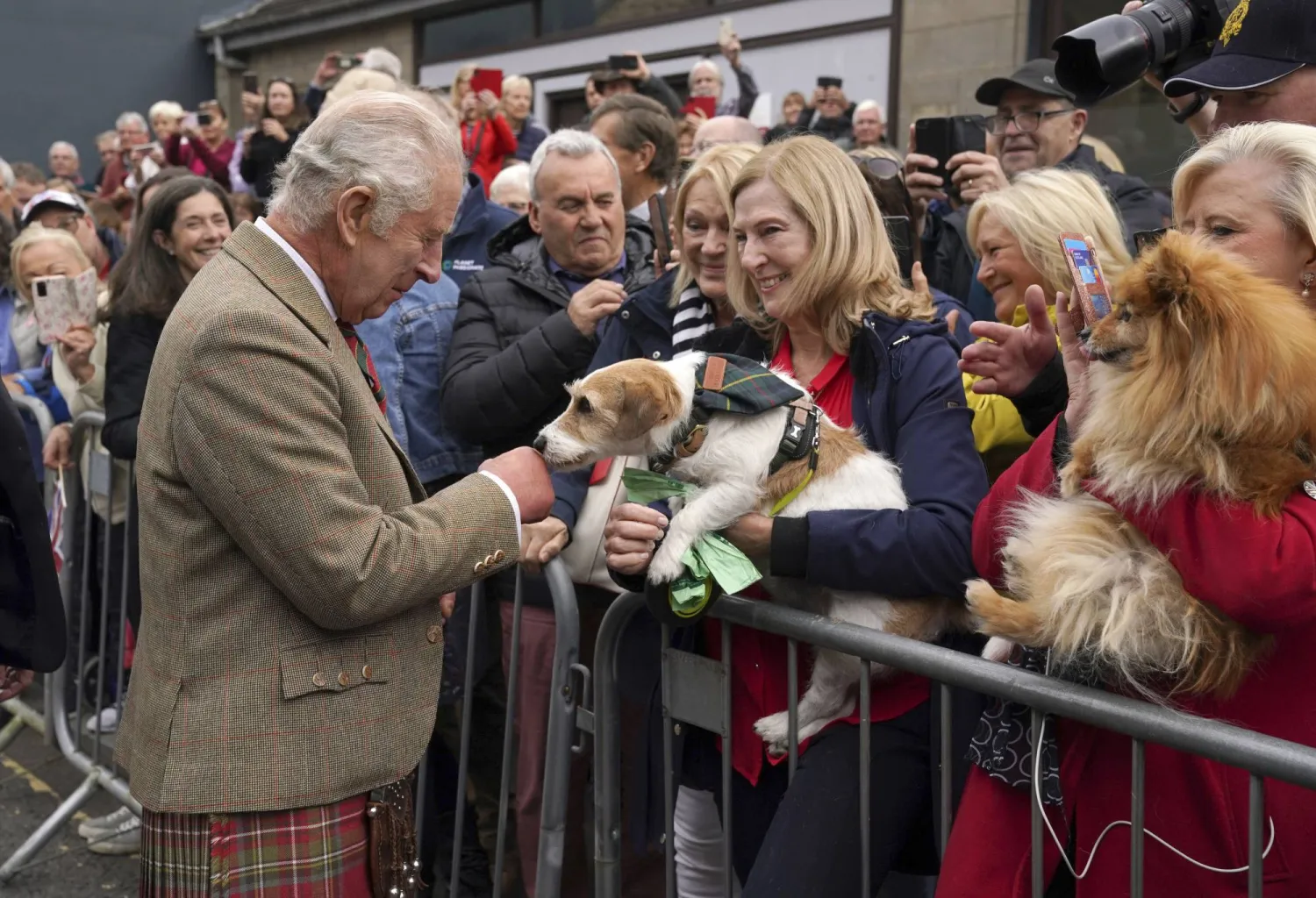 الملك تشارلز وسط الناس في إحدى بلدات اسكتلندا (أرشيفية - أ.ب)