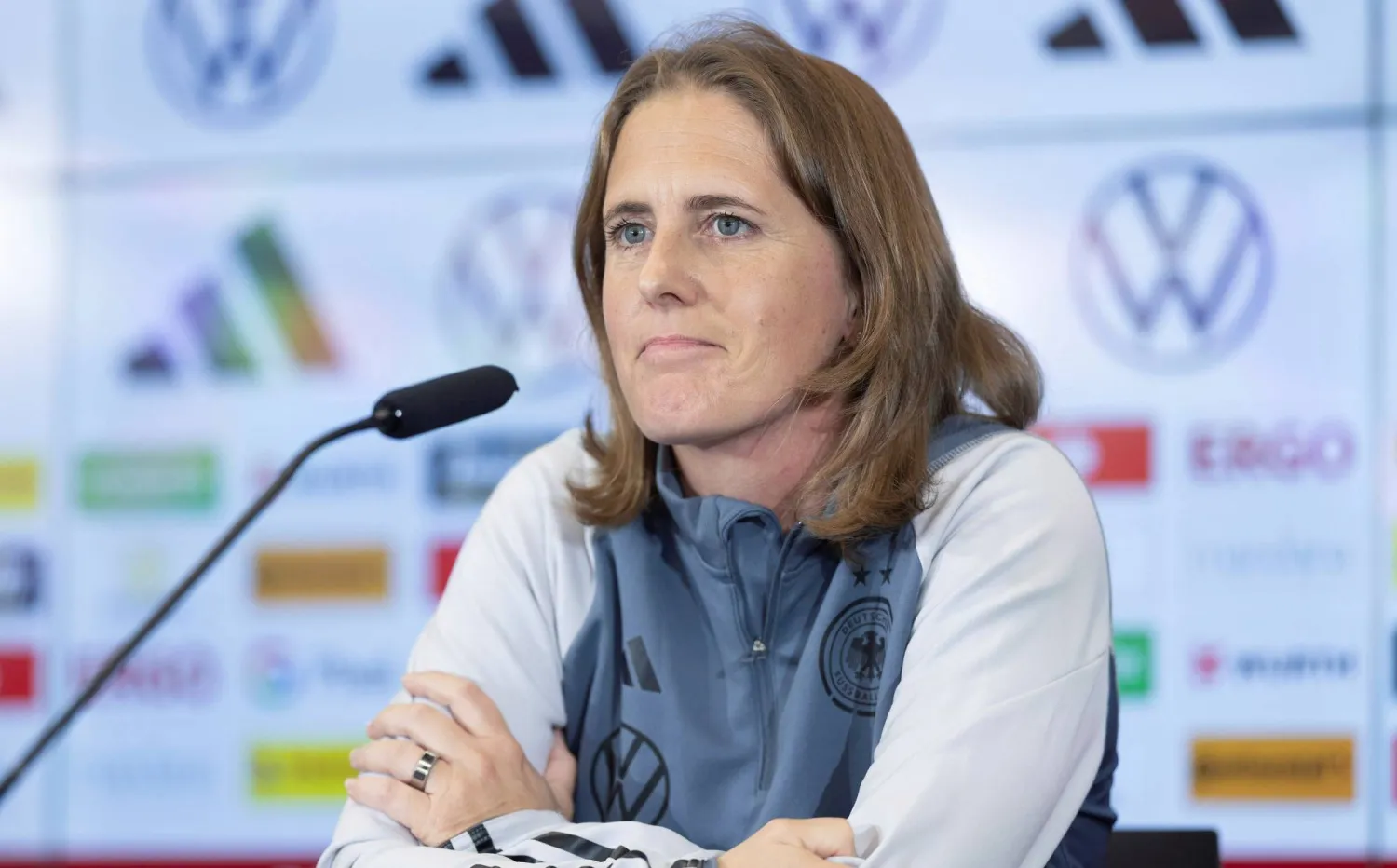 بريتا كارلسون في مؤتمر صحافي رقمي في فرنكفورت (أ.ب)