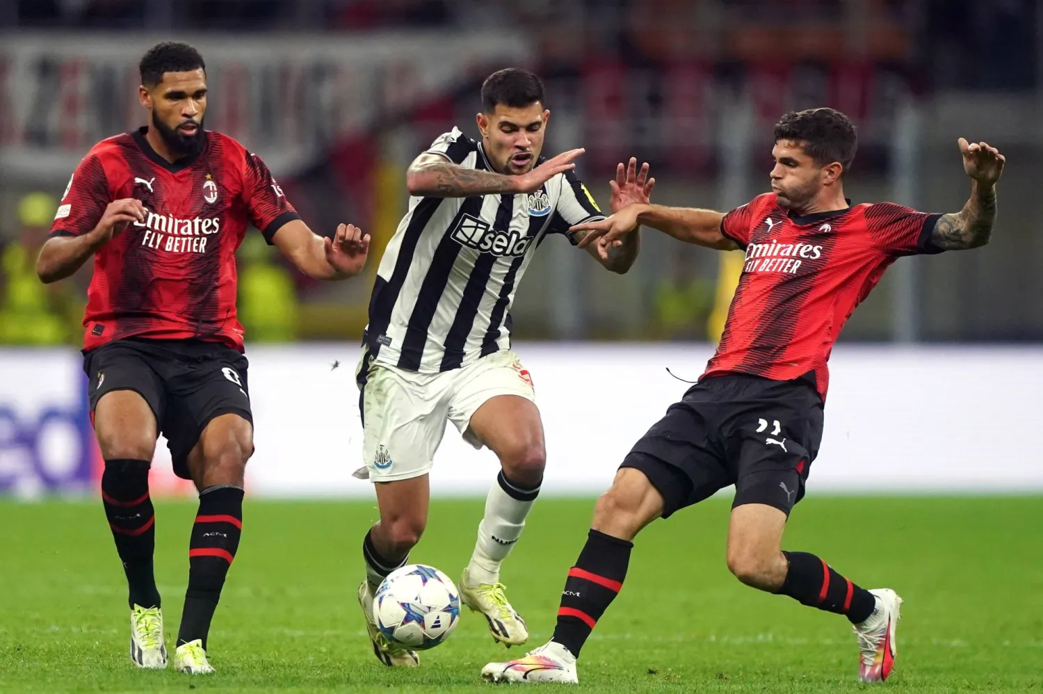 جانب من مواجهة نيوكاسل وميلان في افتتاح المشوار الأوروبي (د.ب.أ)