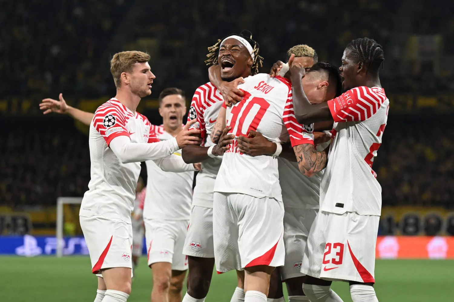 جانب من فرحة لاعبي لايبزيغ الألماني بالهدف الثالث أمام يونغ بويز السويسري (أ.ف.ب)