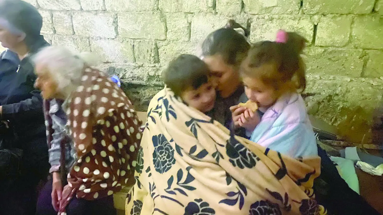 مدنيون في ملجأ في ستيباناكيرت عاصمة ناغورنو كاراباخ الثلاثاء (أ.ب)