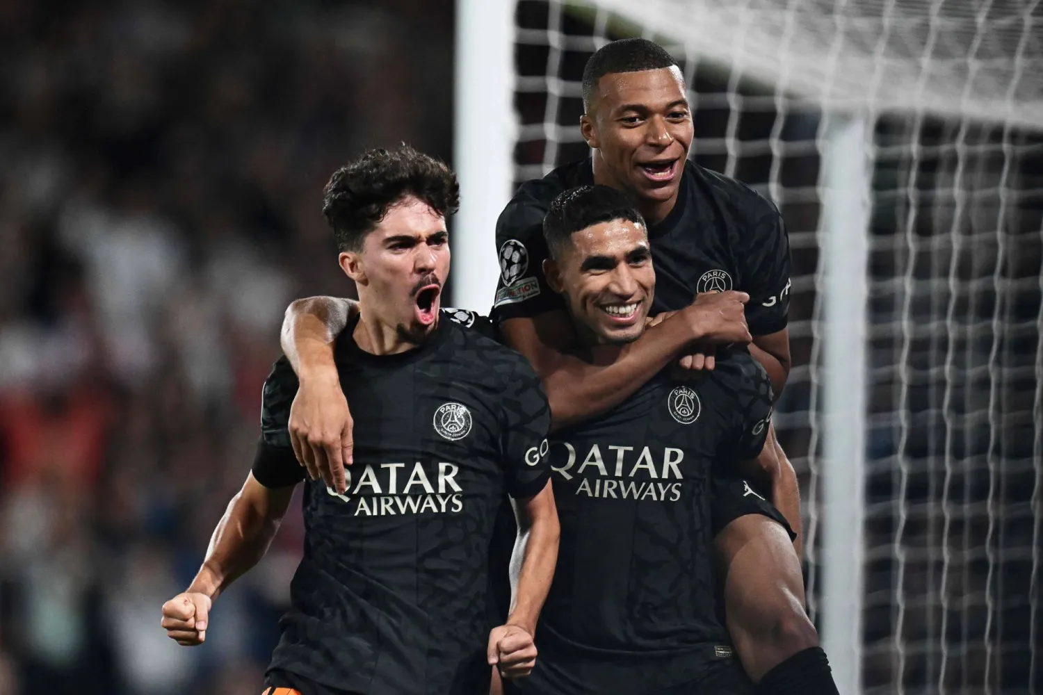 مبابي يعتلي حكيمي ومعهما فيتنها فرحين بالانطلاقة المميزة لباريس (أ.ف.ب)