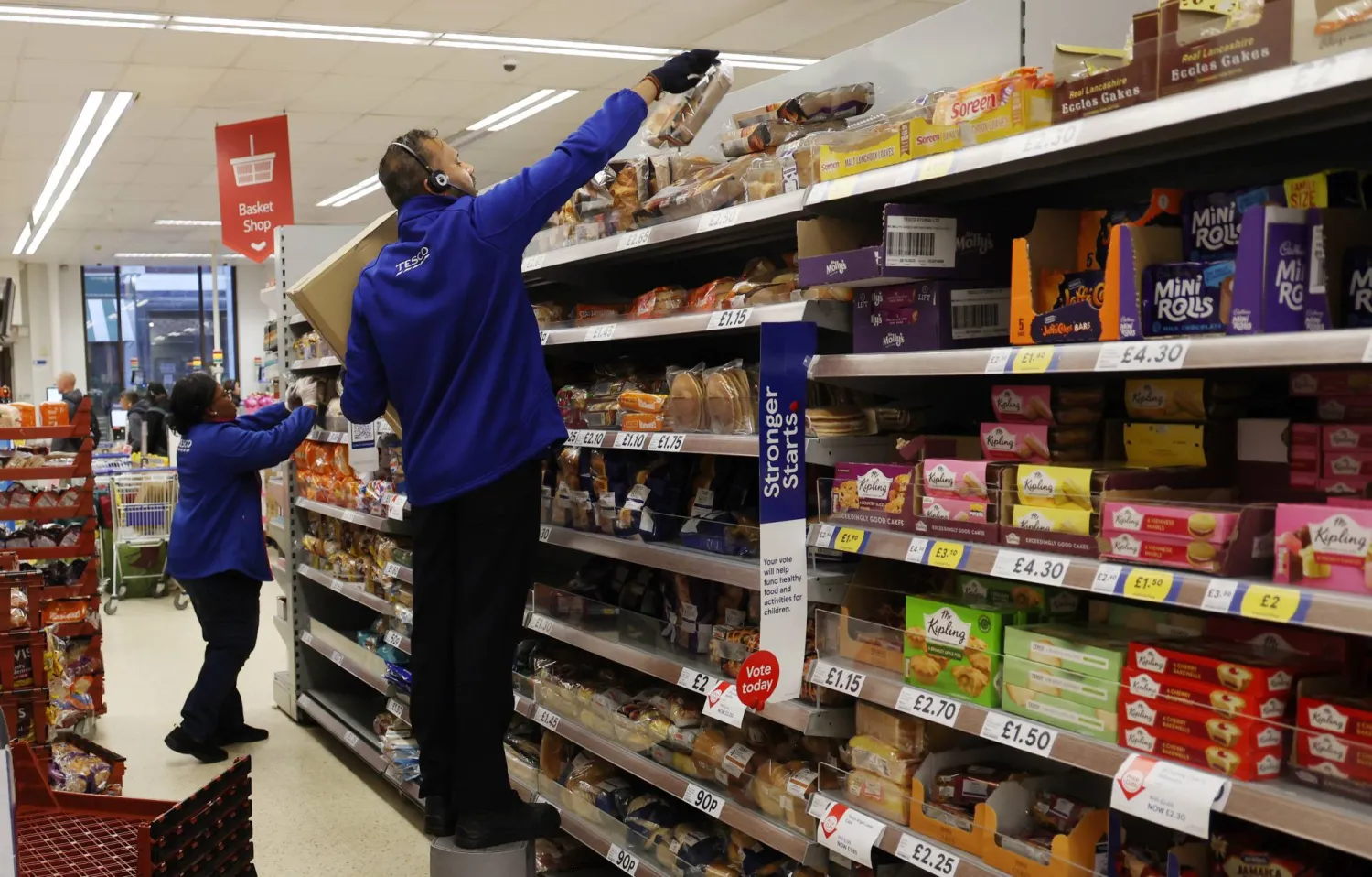 تعبئة الرفوف بأحد المتاجر الكبرى في بريطانيا (إ.ب.أ)