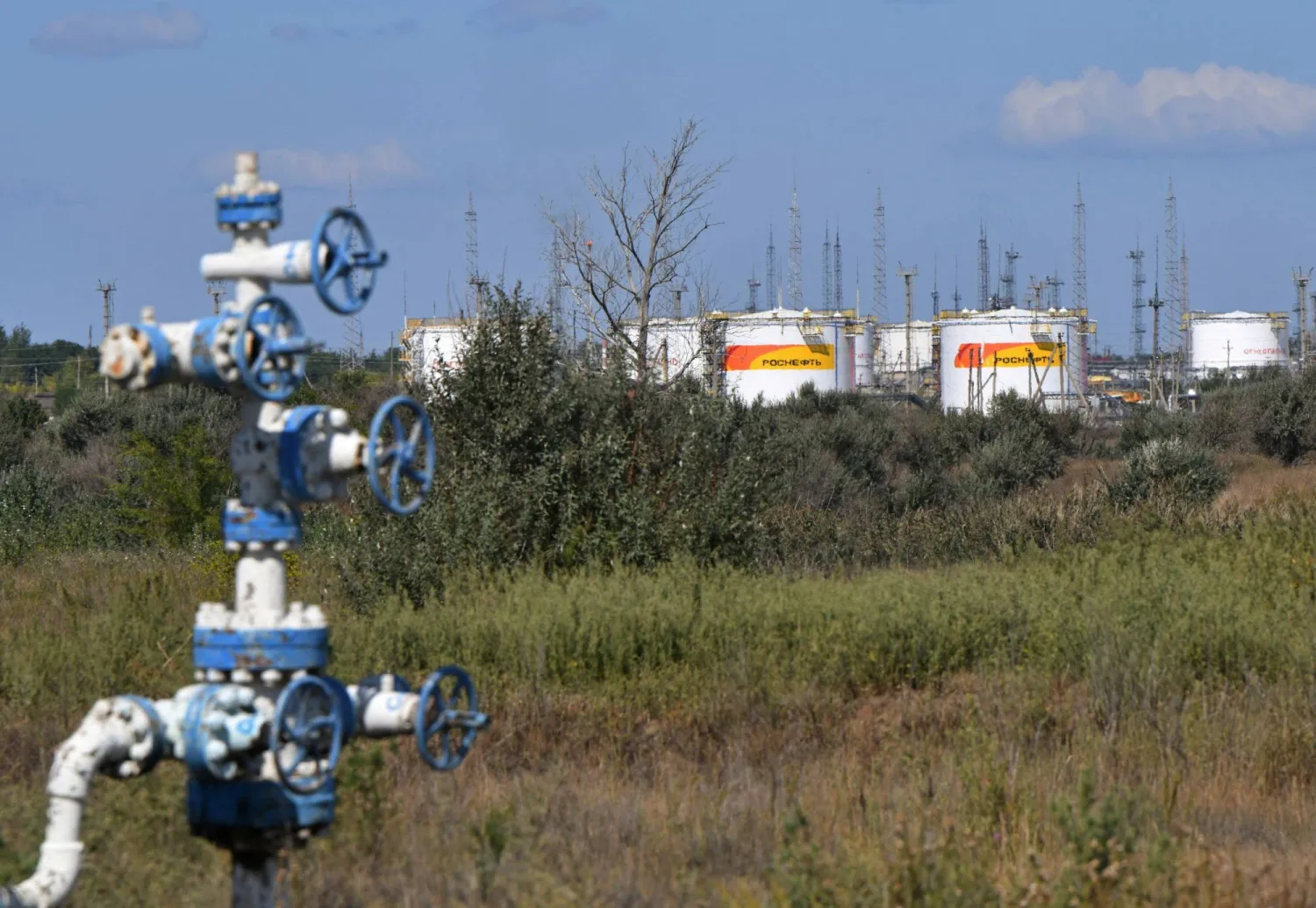 خزانات وقود في منشأة روسية للطاقة بمنطقة سامارا (رويترز)