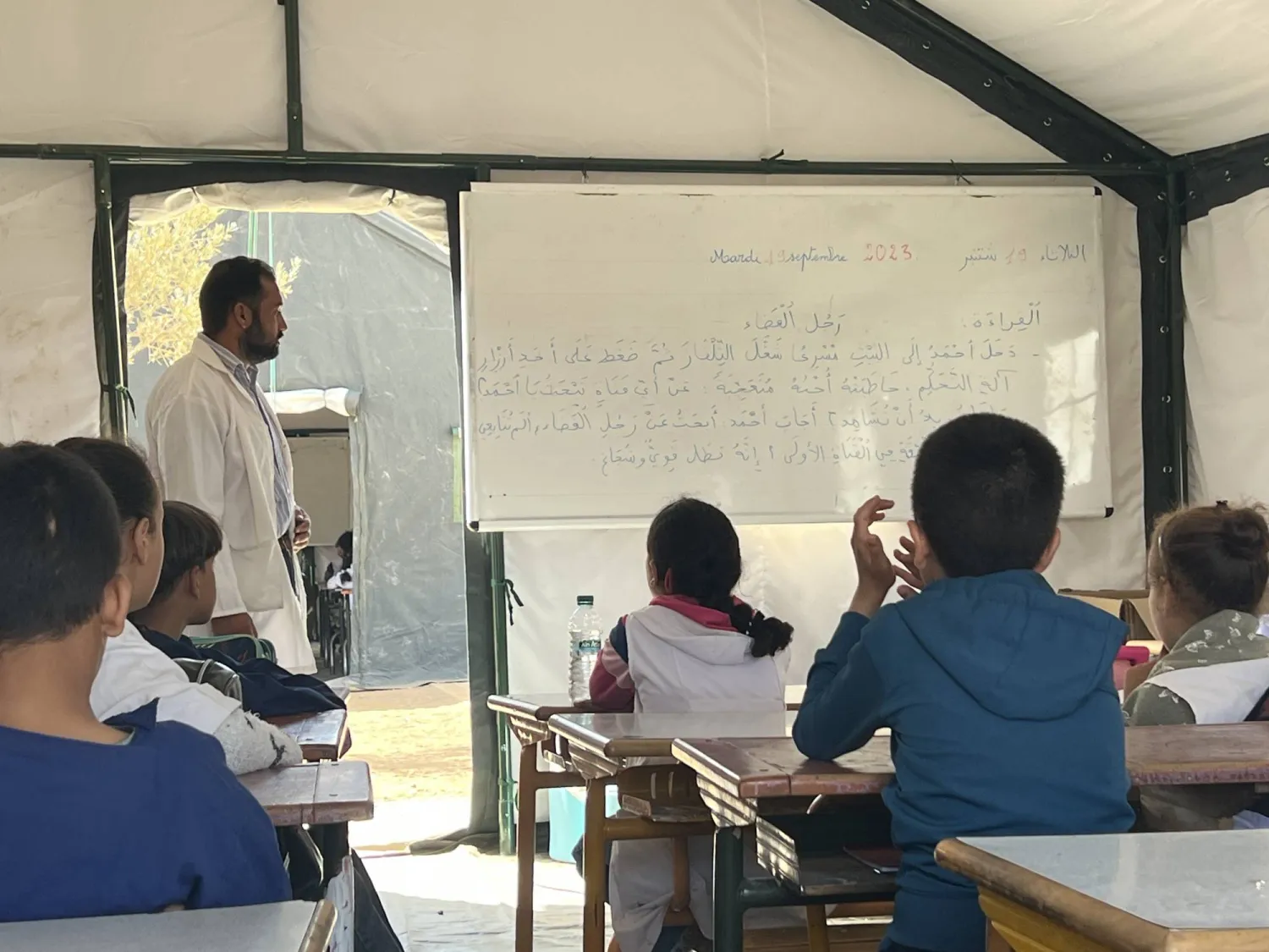 تلاميذ يتلقون دروسهم في إحدى الخيام التي نصبتها السلطات المغربية (الشرق الأوسط)