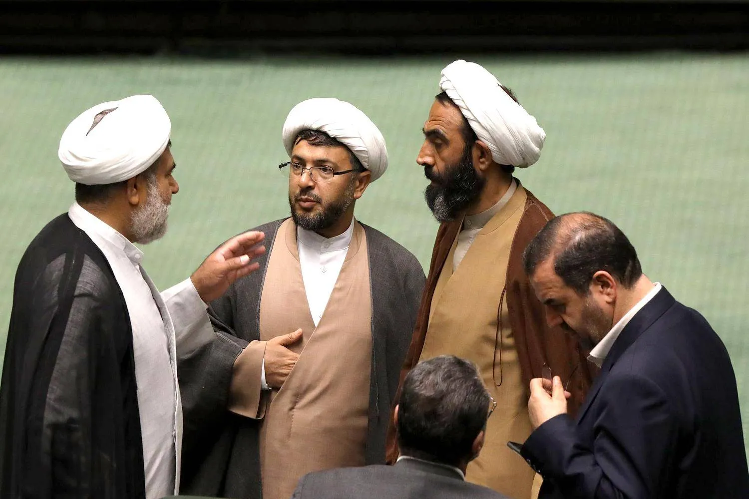 مشرعون إيرانيون يتحدثون على هامش جلسة التصويت اليوم (فردا نيوز)