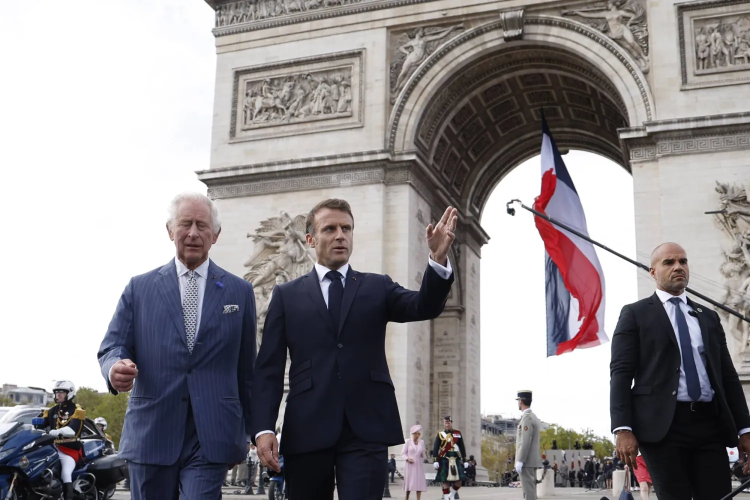  الملك تشارلز والرئيس ماكرون لدى مرورهما إلى جانب قوس النصر في باريس (إ.ب.أ)
