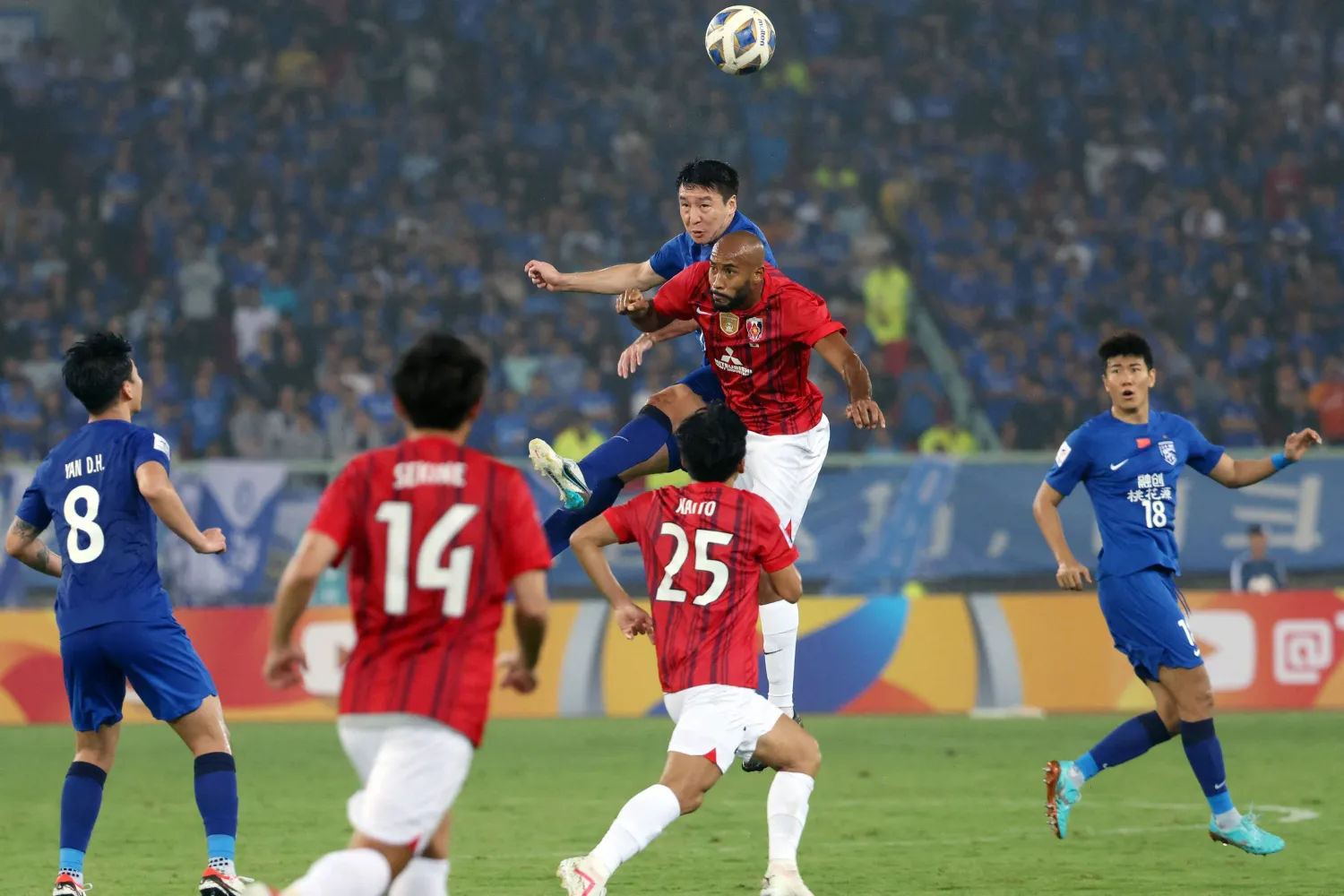 كانتي لاعب أوراوا رد الياباني في لقطة هوائية خلال المواجهة أمام ووهان الصيني (أ.ف.ب)