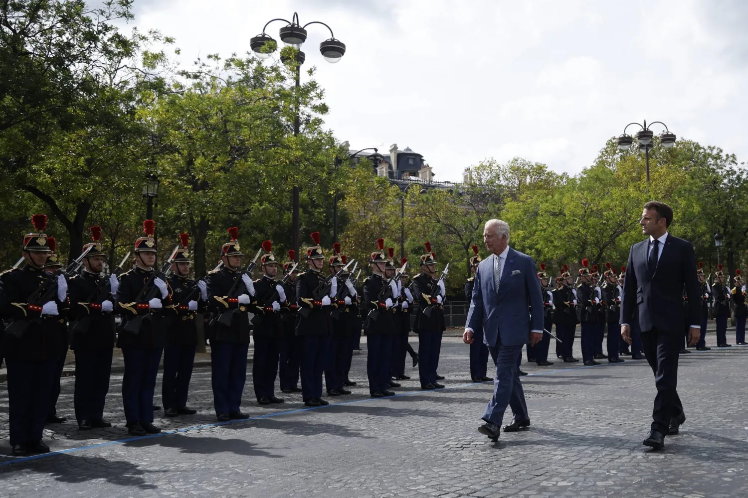 الملك تشارلز والرئيس ماكرون يستعرضان ثلة من القوة الفرنسية التشريفية (أ.ب)