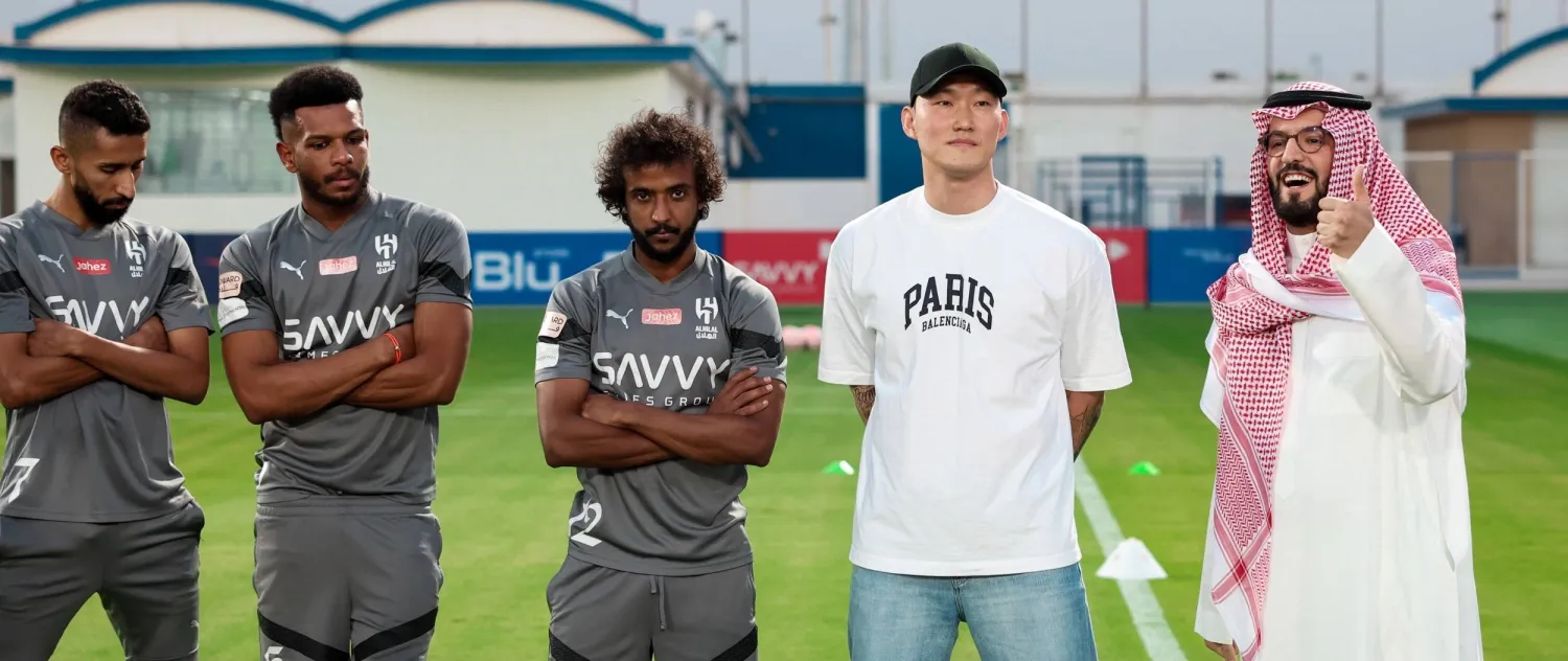 فهد بن نافل رئيس النادي بجواره جيانغ (نادي الهلال)