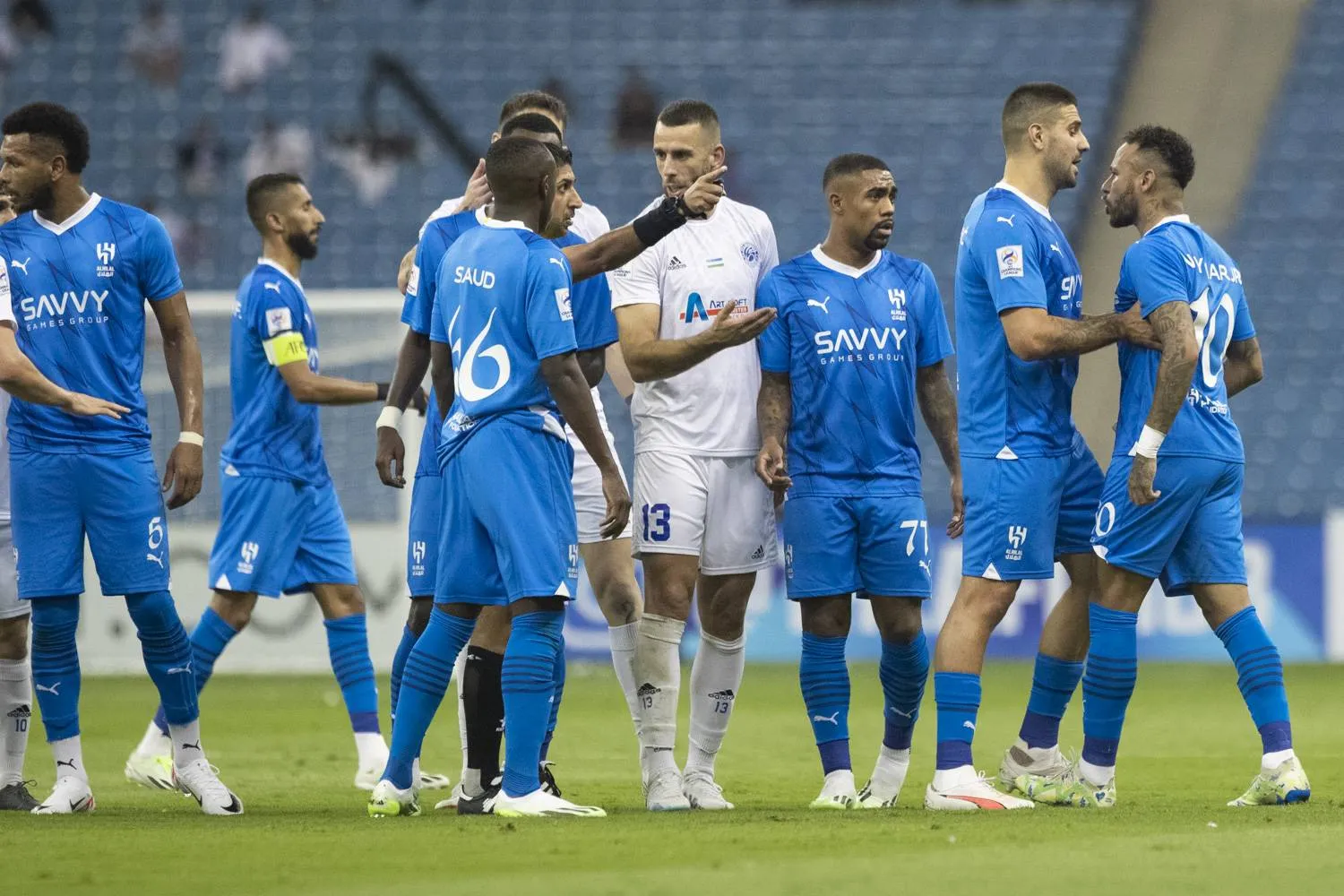 ميتروفيتش يحاول تهدئة نيمار خلال المباراة الآسيوية (يزيد السمراني)