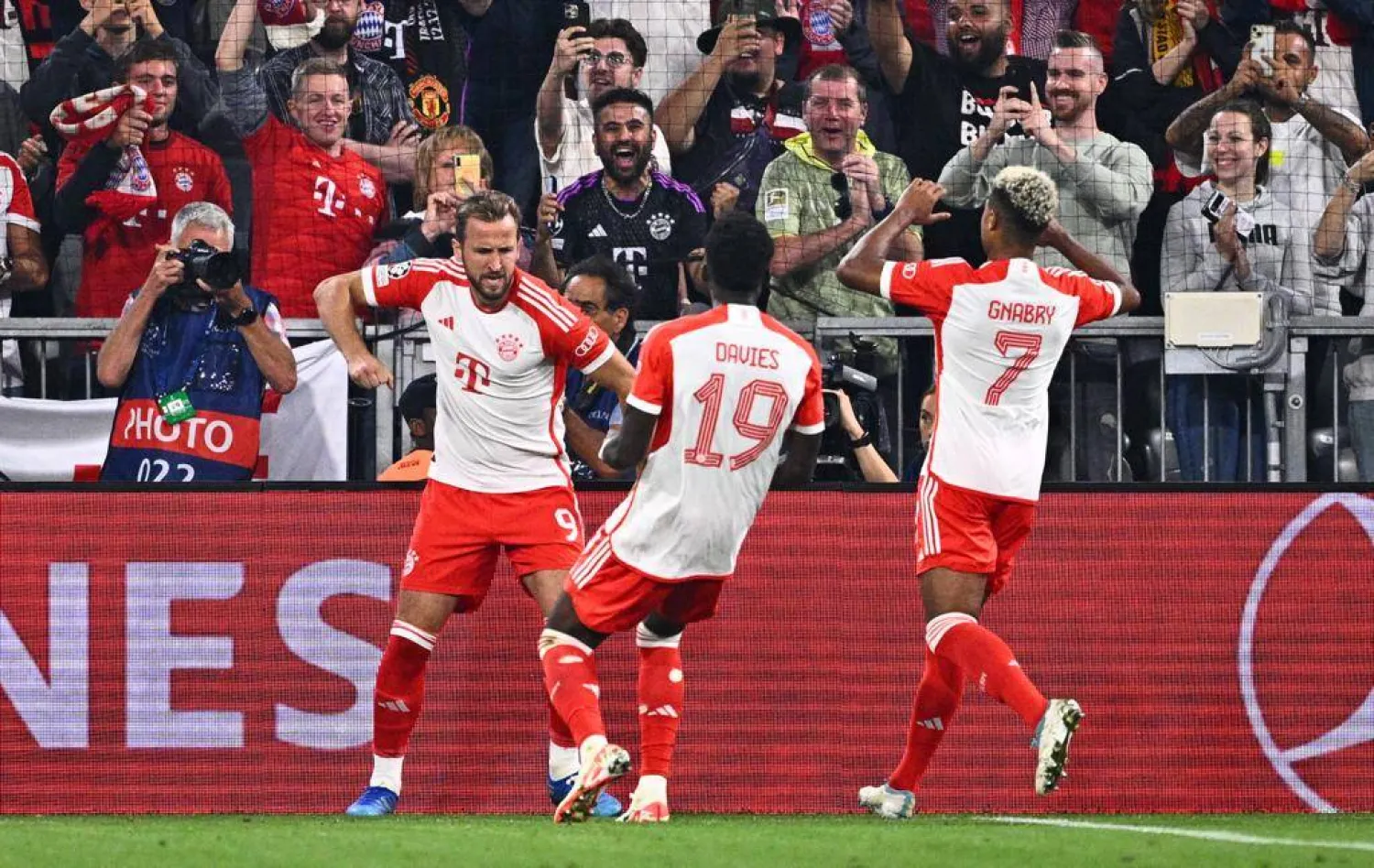 هاري كين يحتفل برباعية البايرن في يونايتد (د.ب.أ)