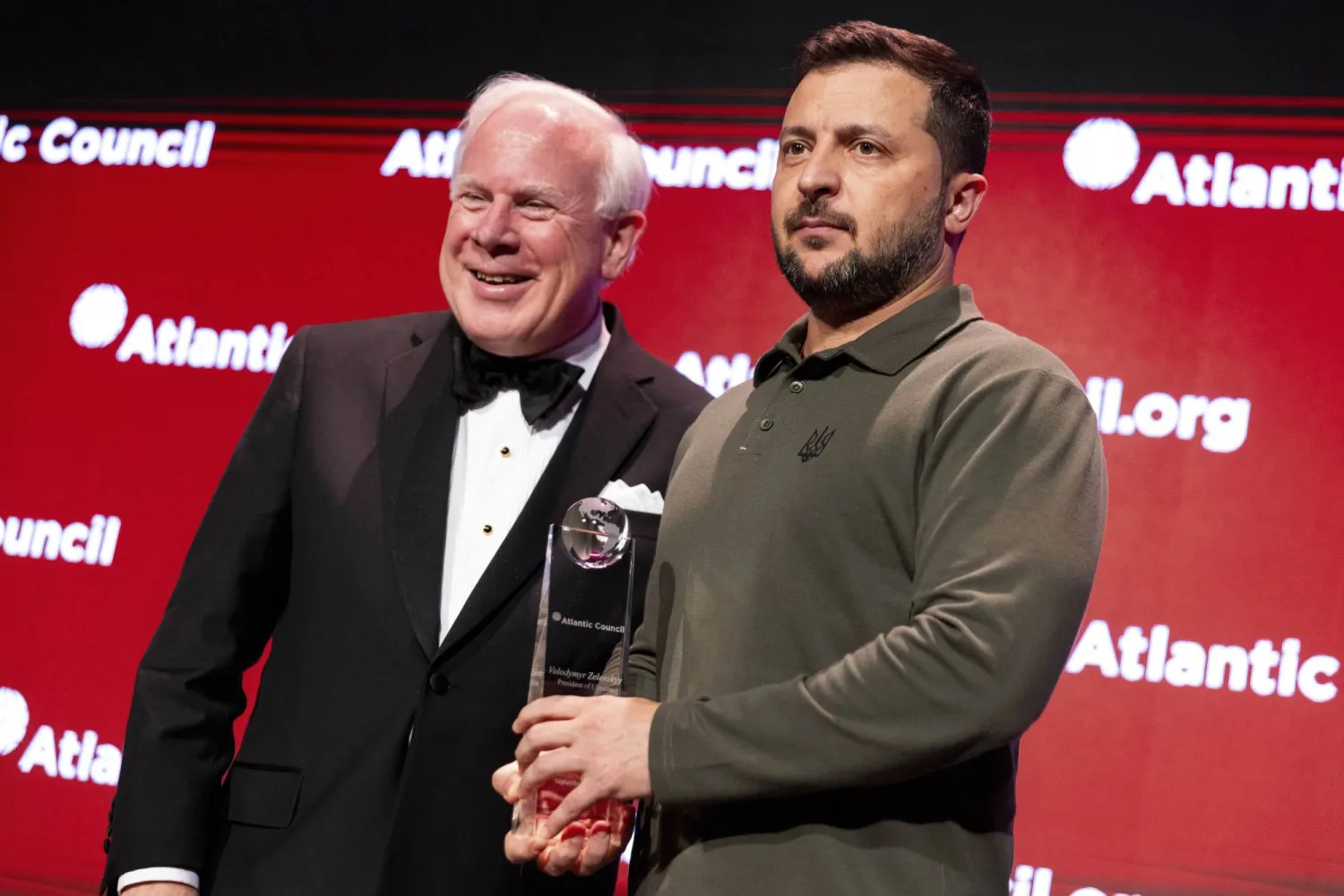 زيلينسكي يتسلم جائزة «المواطن العالمي» (أ.ب)