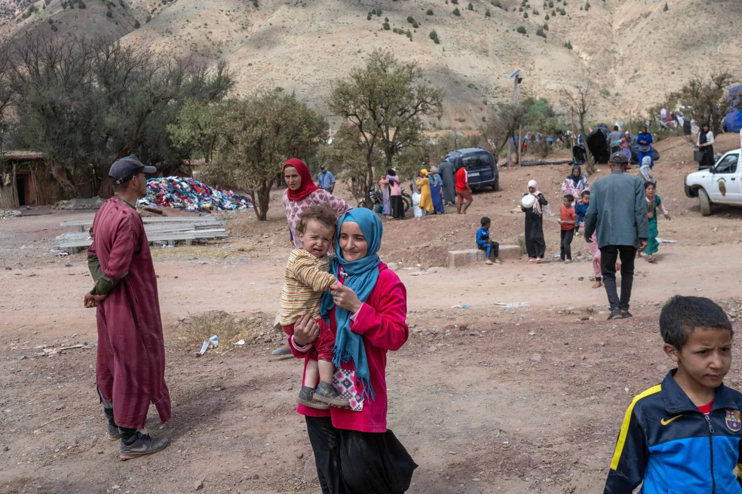 سكان المناطق المتضررة من الزلزال عادوا لاستئناف حياتهم الطبيعية رغم الدمار الذي خلفته الكارثة (أ.ف.ب)