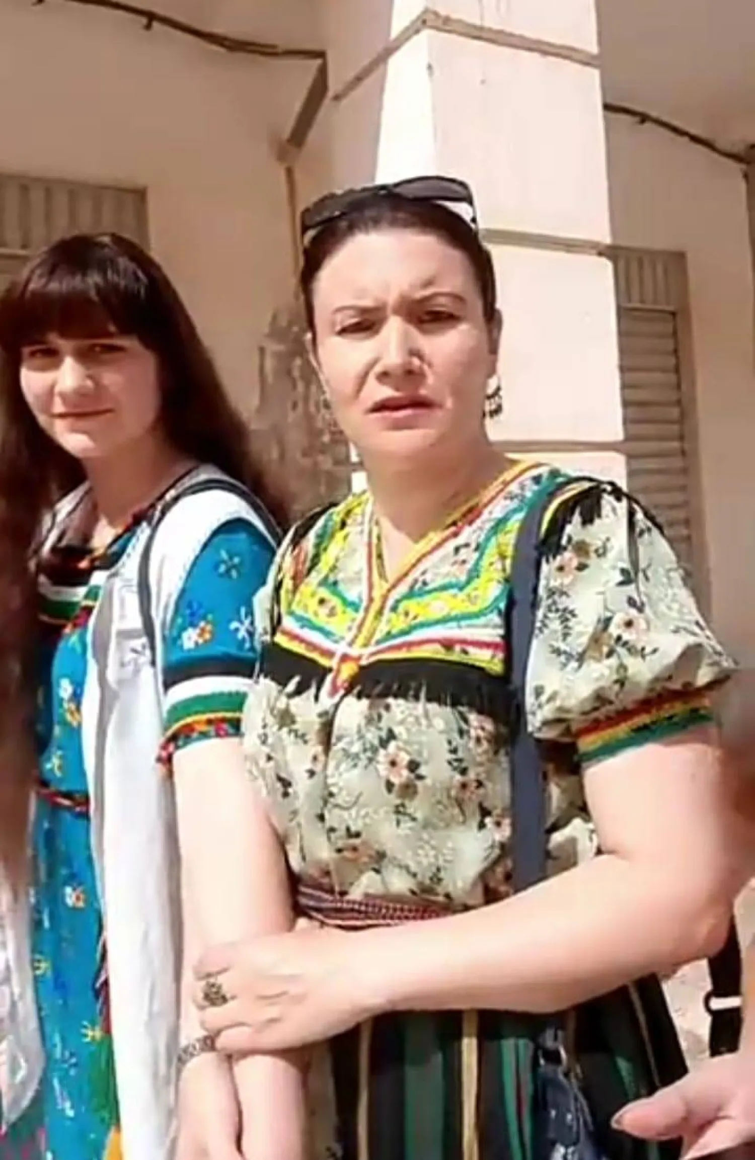 الفتاة ثيزيري رفقة والدتها (ناشطون بالإعلام الاجتماعي)