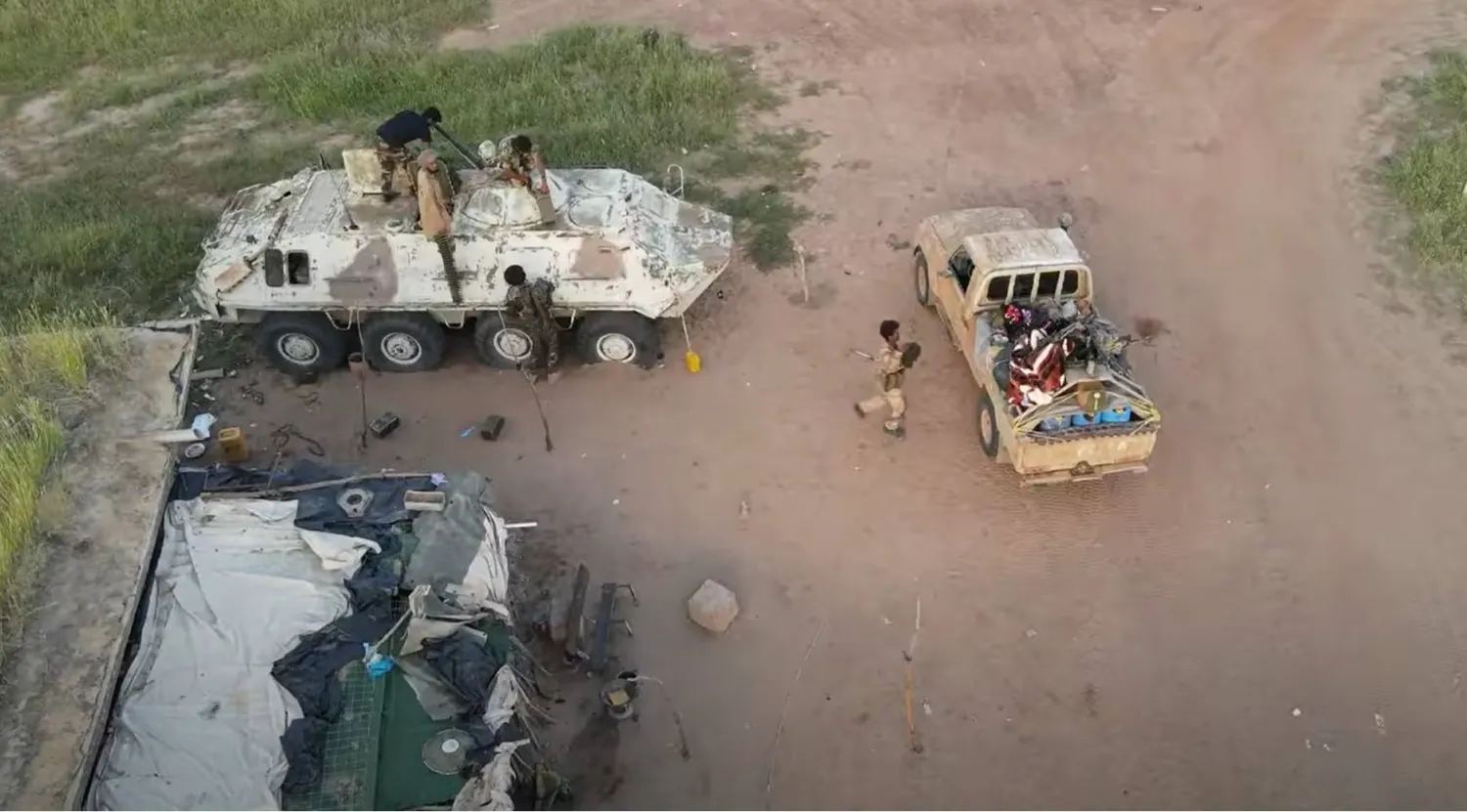 لقطات من فيديو نشره المتمردون لمقاتليهم في ثكنة تابعة للجيش المالي (صفحات موالية للمتمردين)