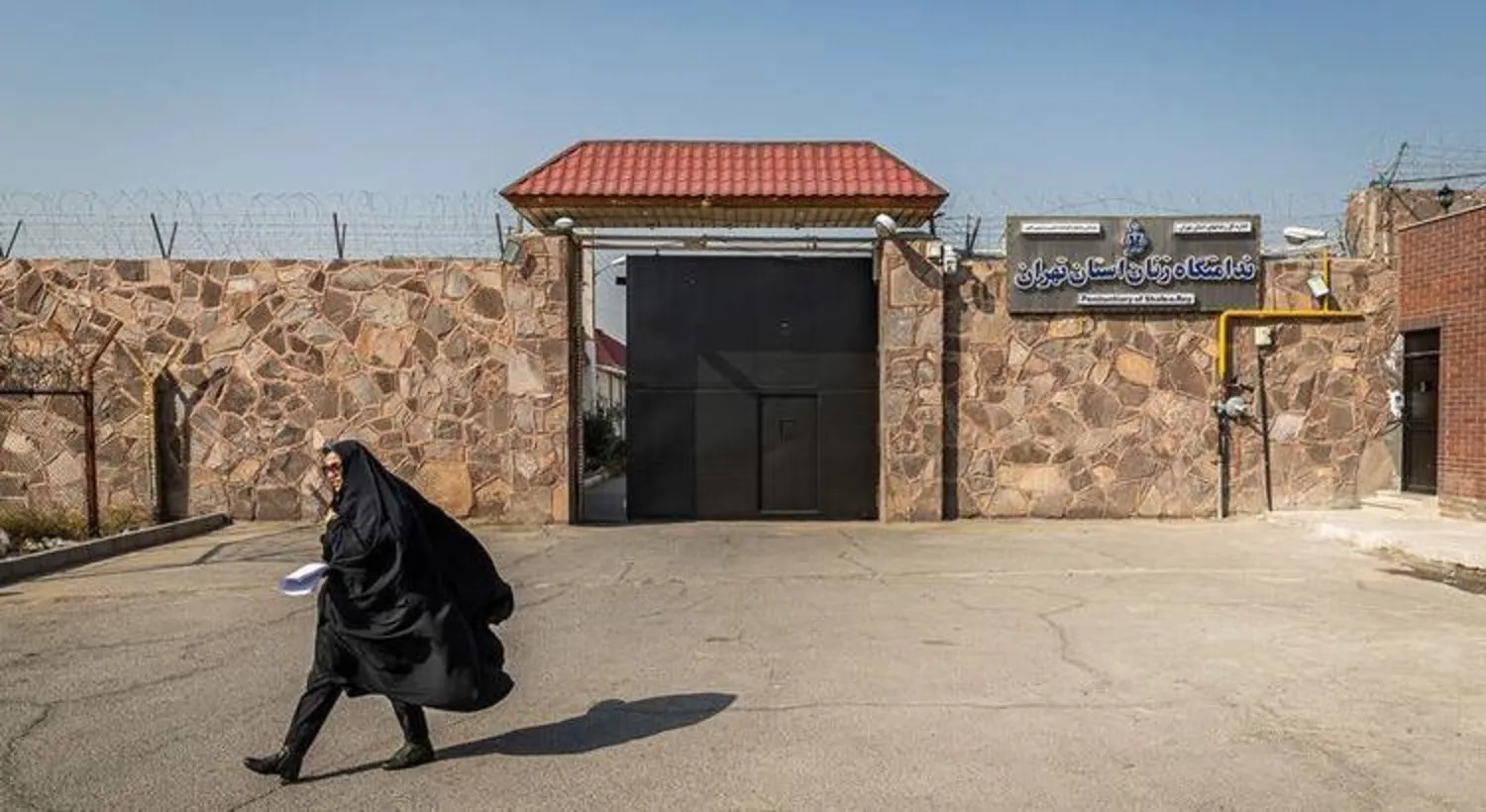 İranlı bir kadın, Tahran’daki Karçak Hapishanesi’nin kadınlar bölümü girişinden geçiyor  (Mizan)