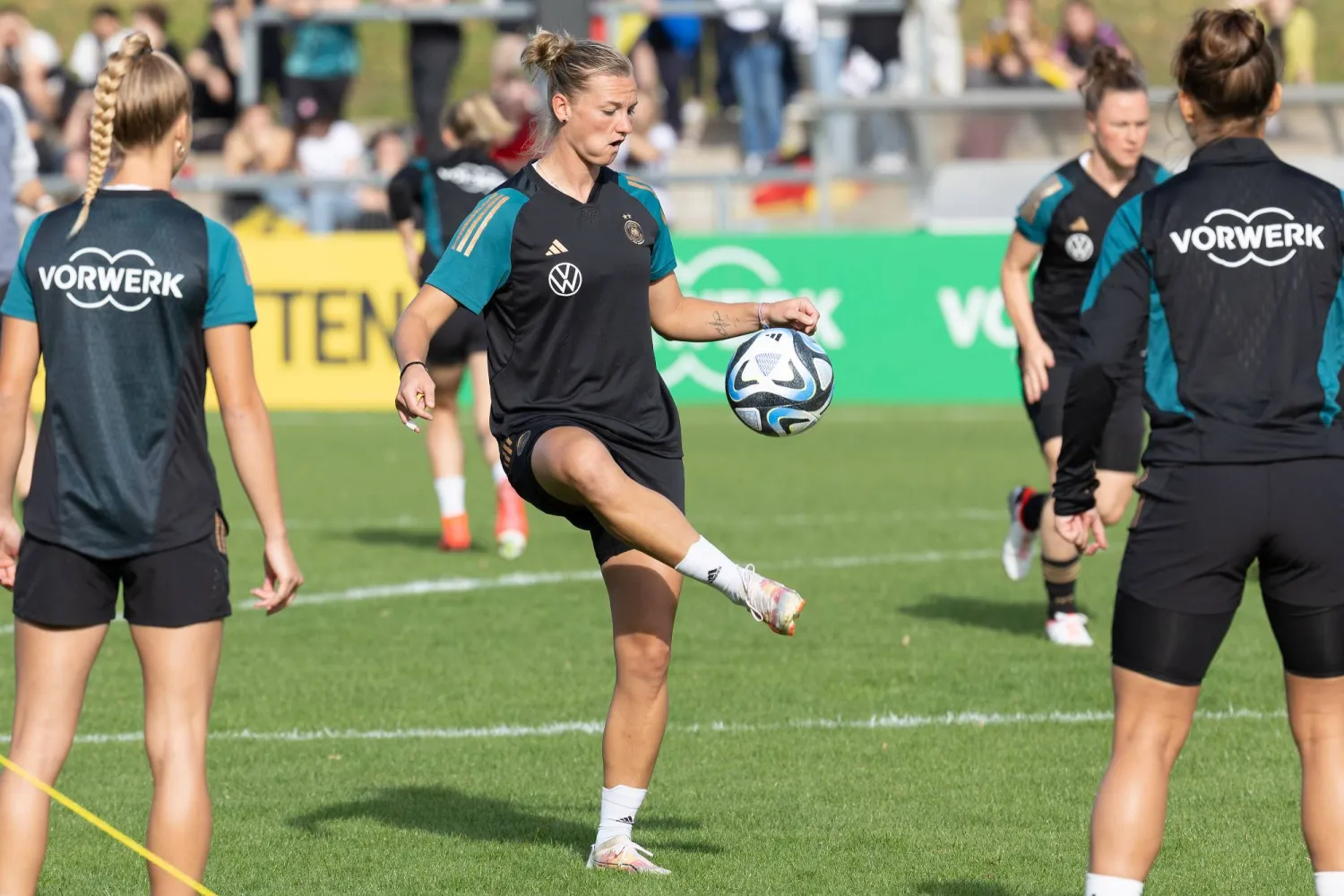 أليكسندرا بوب خلال مشاركتها في تدريبات المنتخب الألماني (د.ب.أ)