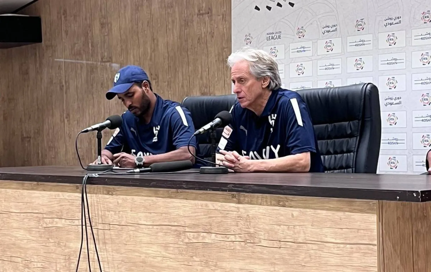 خيسوس مدرب «الهلال» خلال المؤتمر الصحافي (الشرق الأوسط)