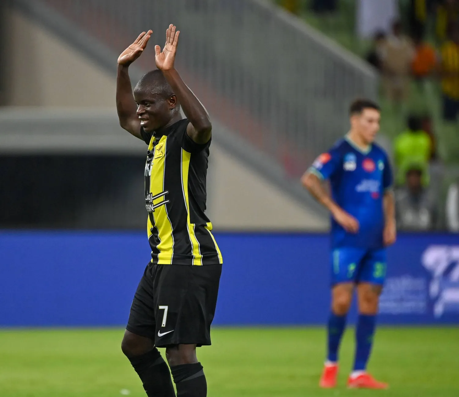 كانتي سجل هدفاً رائعاً في مرمى «الفتح» (تصوير: علي خمج)