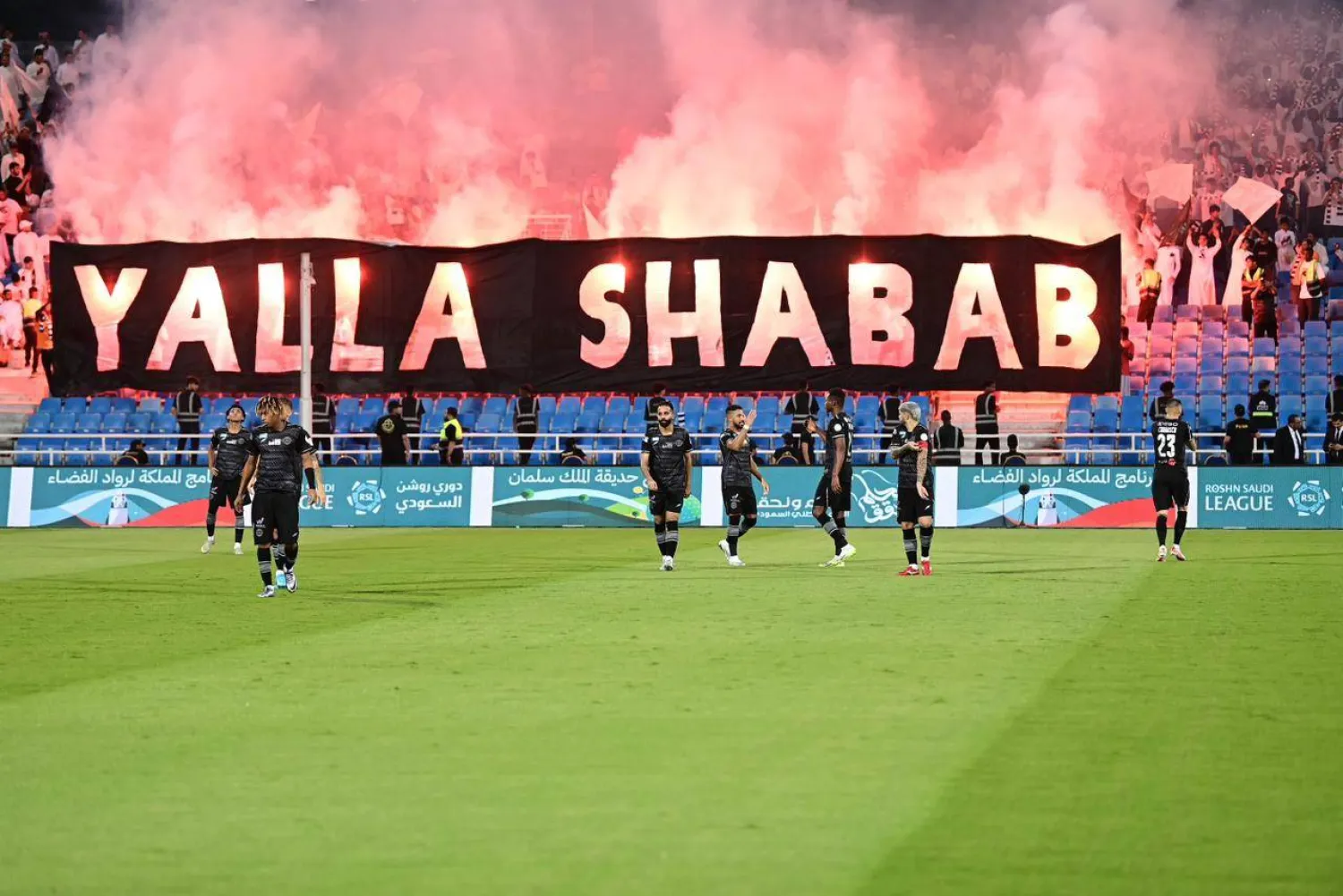 جماهير الشباب ترفع لافتة تشجيعية للاعبيها قبل انطلاق المواجهة (تصوير: عبدالرحمن السالم)