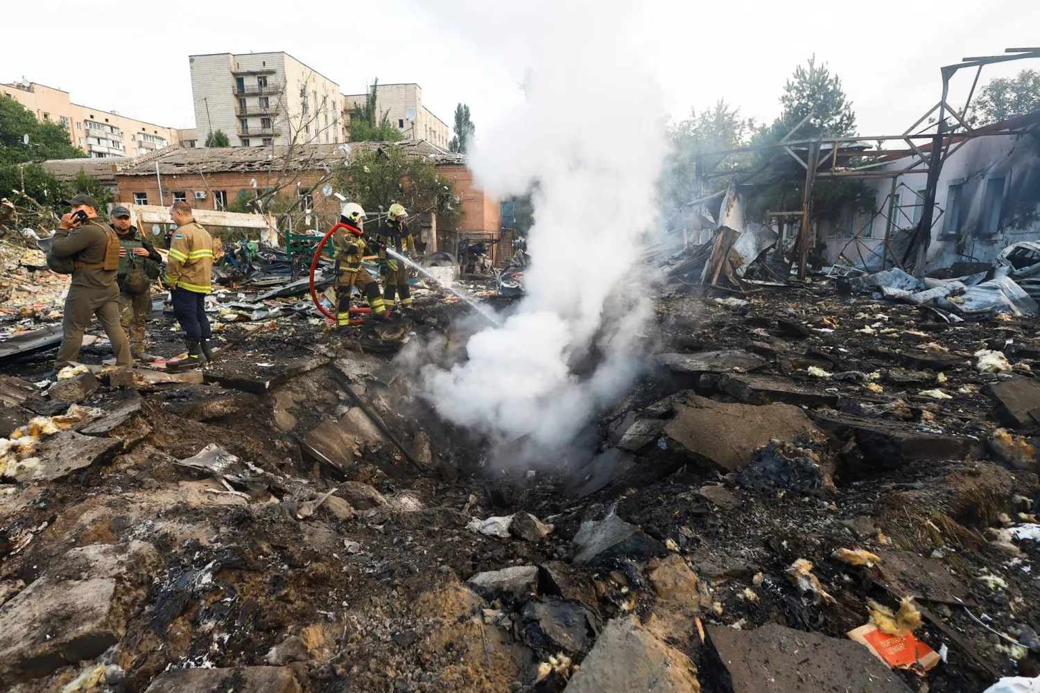 رجل إطفاء يعمل في موقع بمنطقة سكنية تضررت خلال ضربة صاروخية روسية وسط الهجوم الروسي على أوكرانيا في كييف (رويترز)