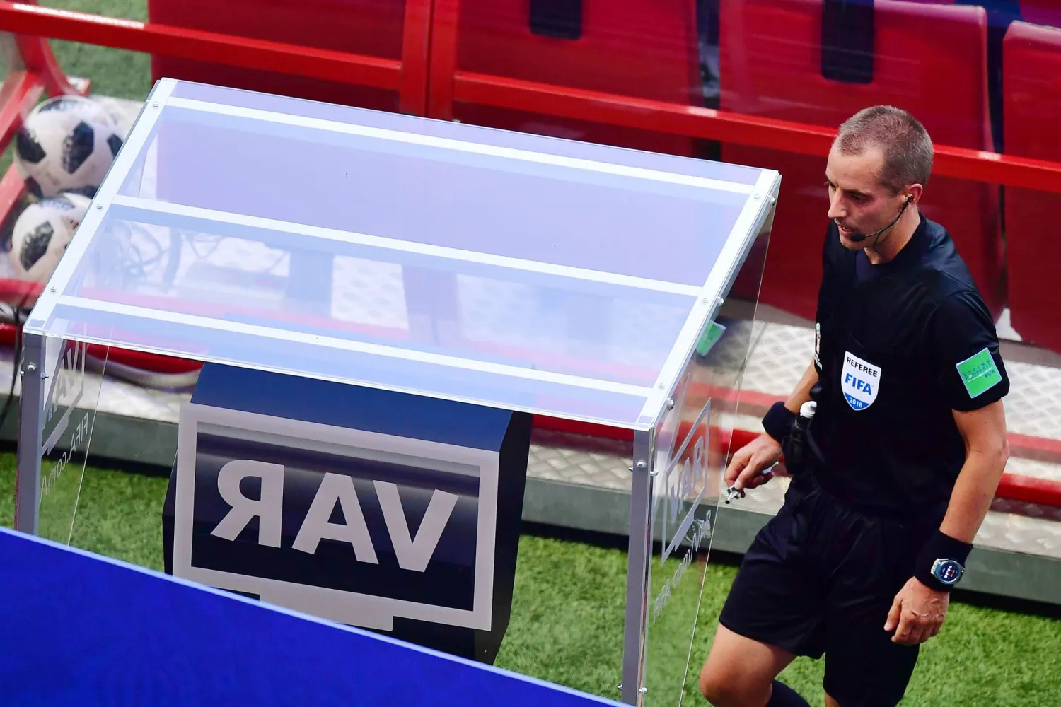 دعمت التقنية حكام المباريات في اتخاذ قرارات دقيقة بعد مراجعة الحالات الجدلية (الشرق الأوسط)