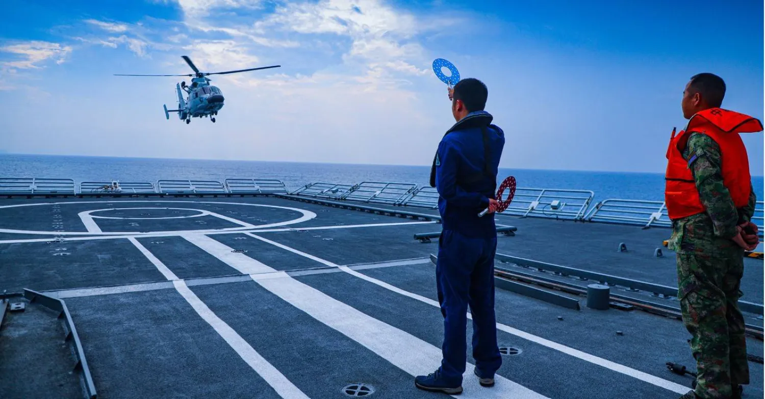 طائرة مروحية تستعد للهبوط على إحدى سفن البحرية الصينية (موقع جيش التحرير الشعبي الصيني)