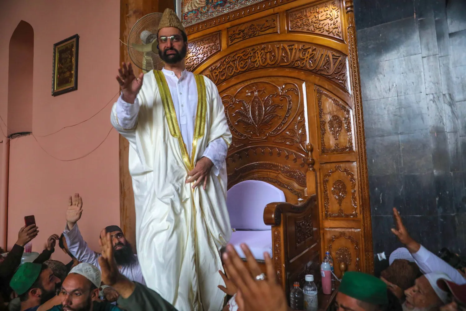 عمر فاروق يصل إلى المسجد الجامع (المسجد الكبير لكشمير) في سريناغار (إ.ب.أ)