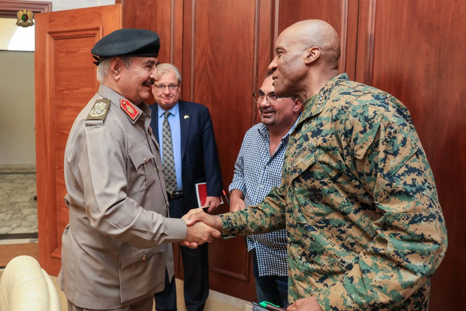 حفتر مستقبلاً قائد قوات «أفريكوم» الأميركية في بنغازي مساء الخميس (الجيش الوطني)