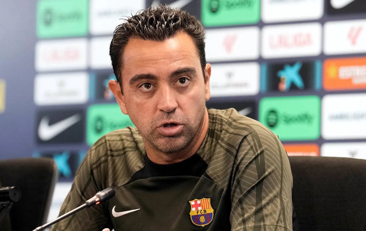 تشافي مدرب برشلونة الإسباني خلال المؤتمر الصحافي (إ.ب.أ)