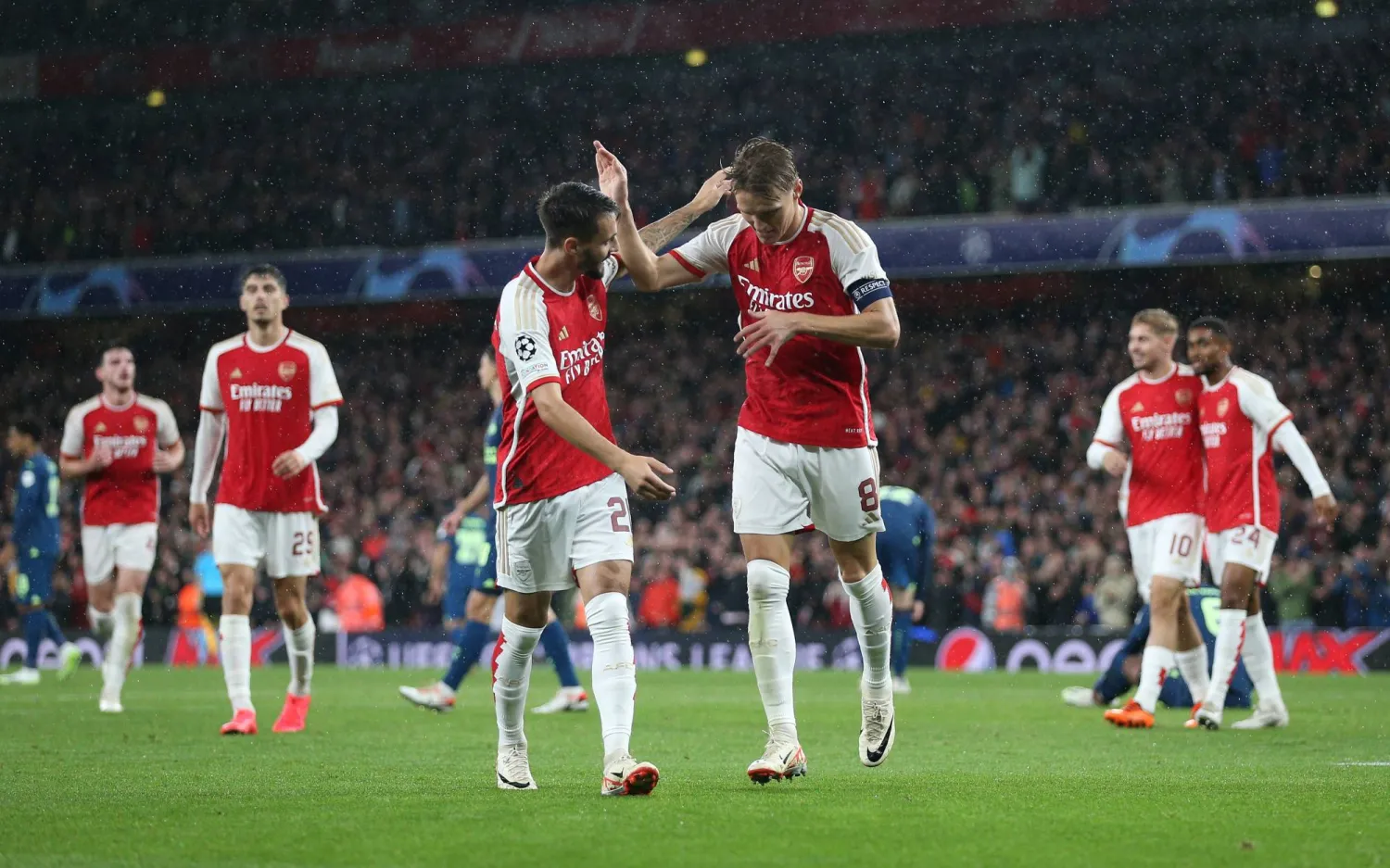 مارتن أوديغارد يحتفل بتسجيل هدف لفريقه آرسنال (د.ب.أ)