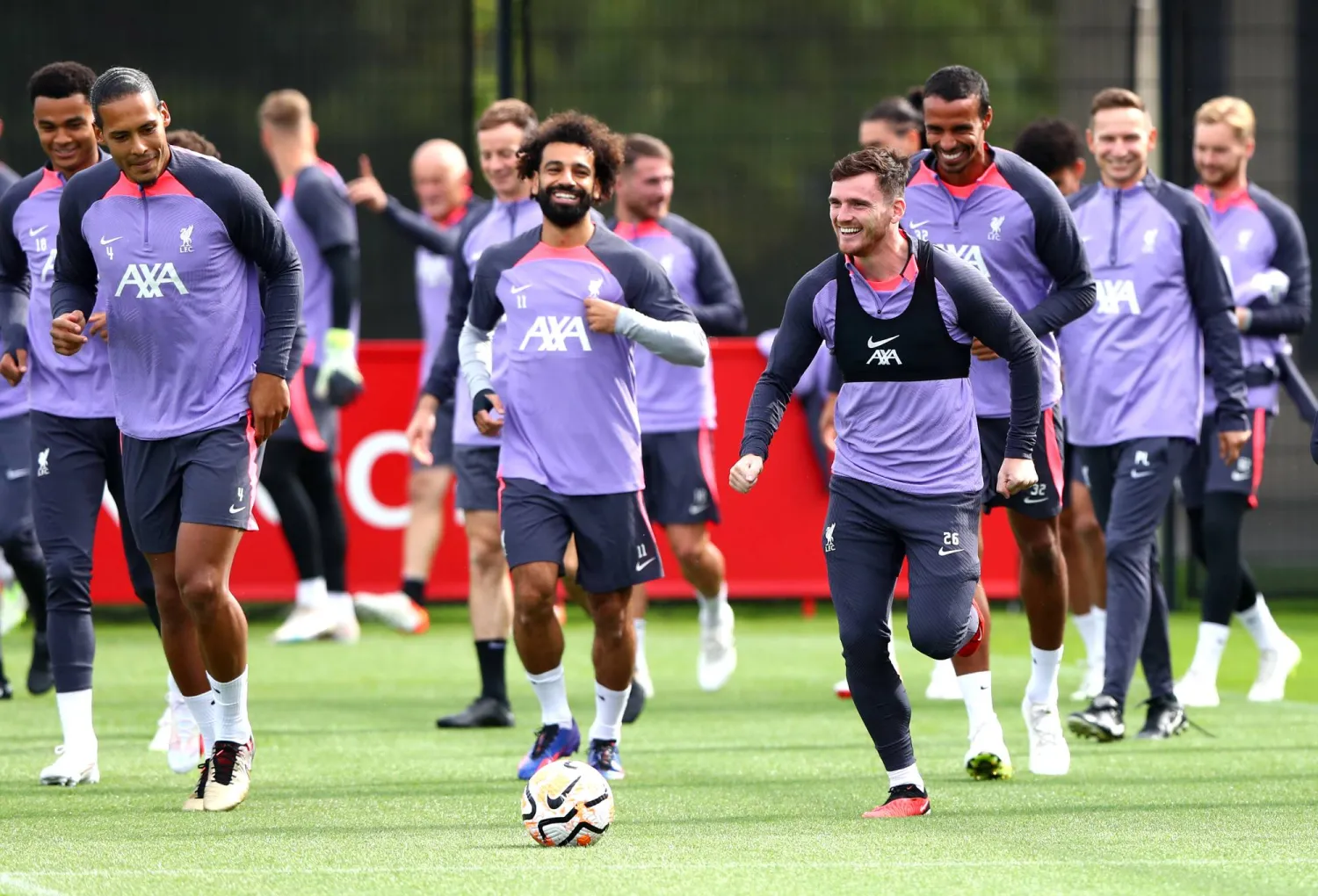 لاعبو ليفربول في أثناء جلسة تدريبية في مركز تدريب أكسا (د.ب.أ)