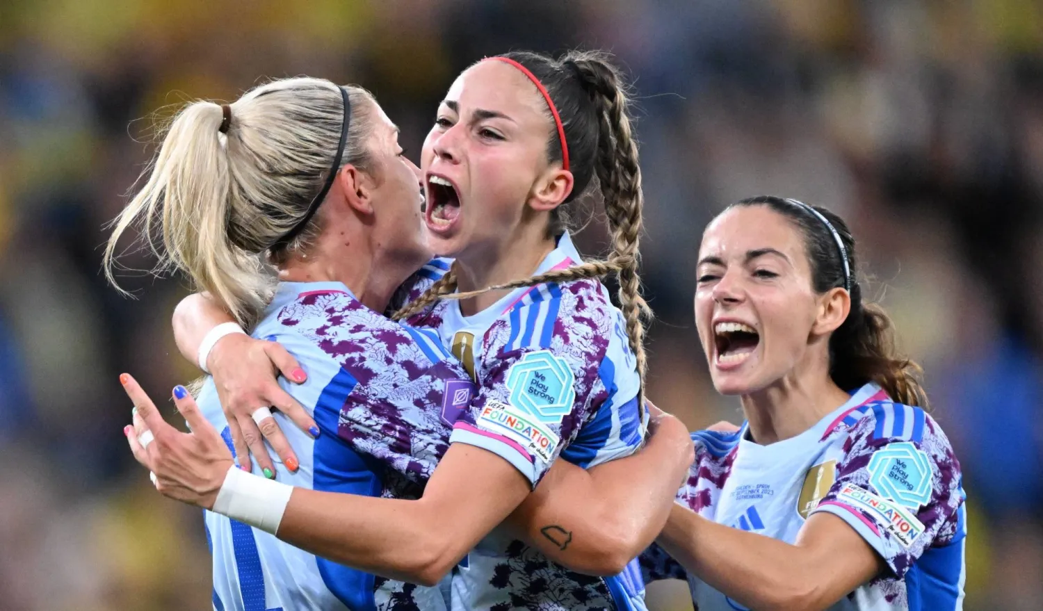 الإسبانية كاستيلو تحتفل مع زميلاتها بوتيلاس وبونماتي بهدف التعادل في شباك السويد (إ.ب.أ)