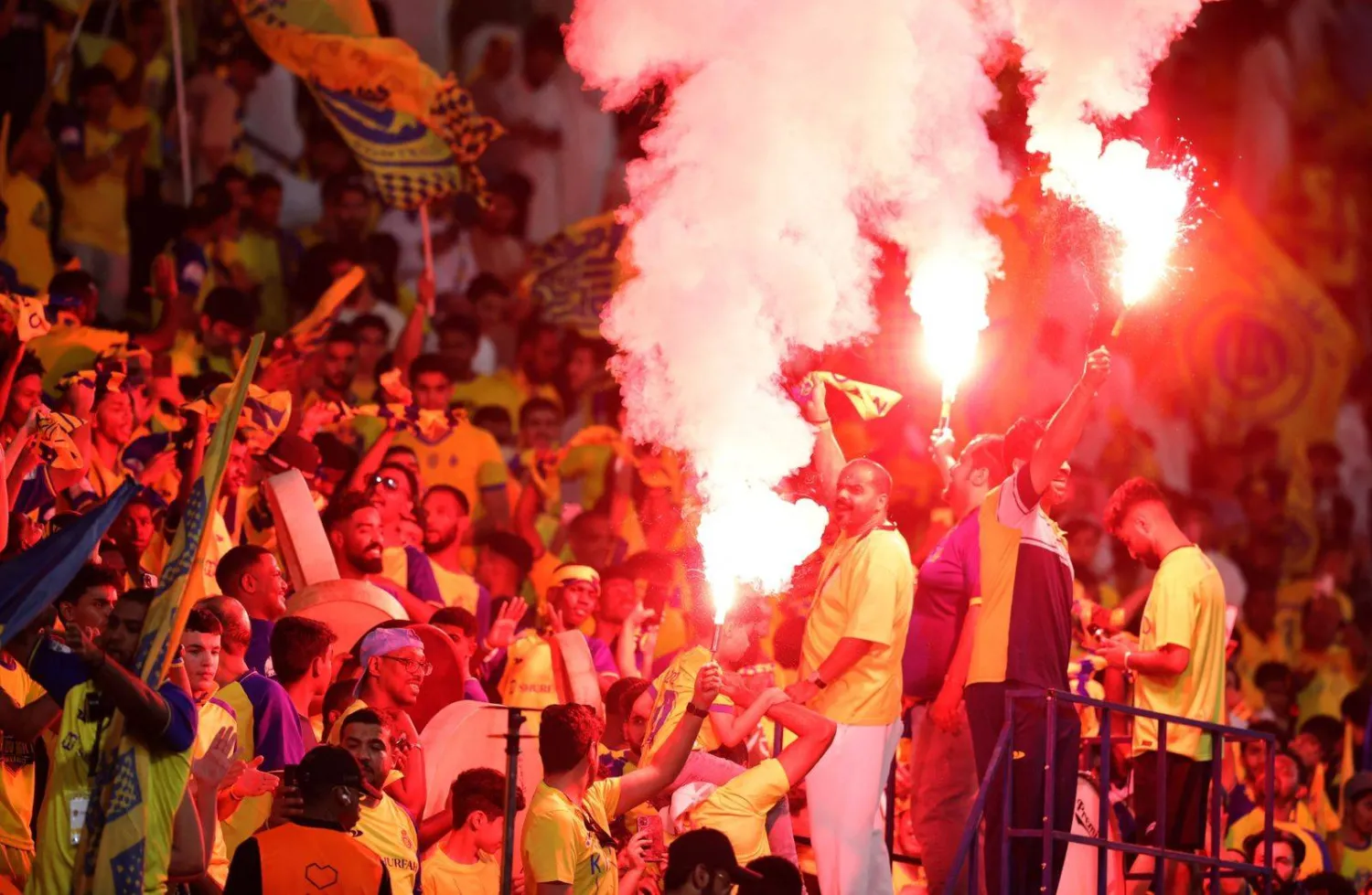 جماهير النصر ساندت فريقها بحرارة في المباراة (رويترز)
