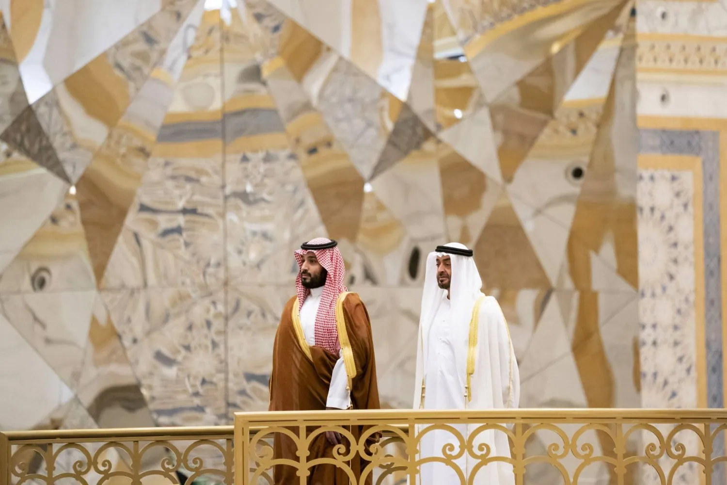 Saudi Crown Prince Mohammed bin Salman, left, attends a ceremony with Abu Dhabi Crown Prince Mohammed bin Zayed Al Nahyan at Qasr Al Watan in Abu Dhabi, United Arab Emirates, November 27, 2019. (AP)