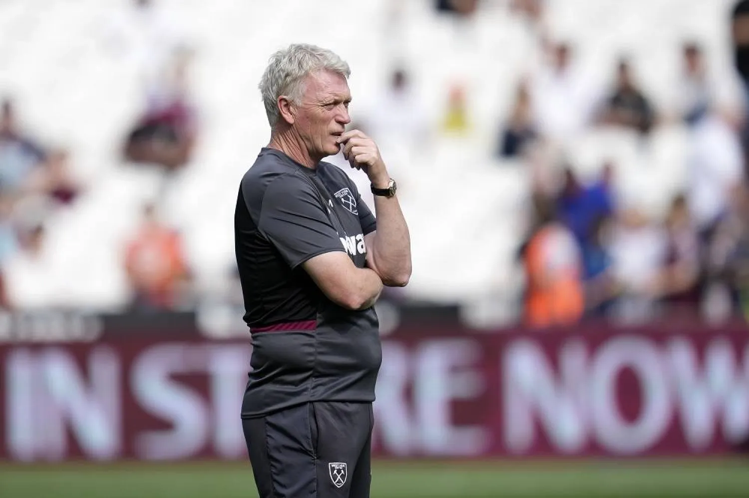  West Ham's manager David Moyes stands on the pitch before the English Premier League match between West Ham United and Manchester City at London stadium in London, Saturday, Sept. 16, 2023. (AP)