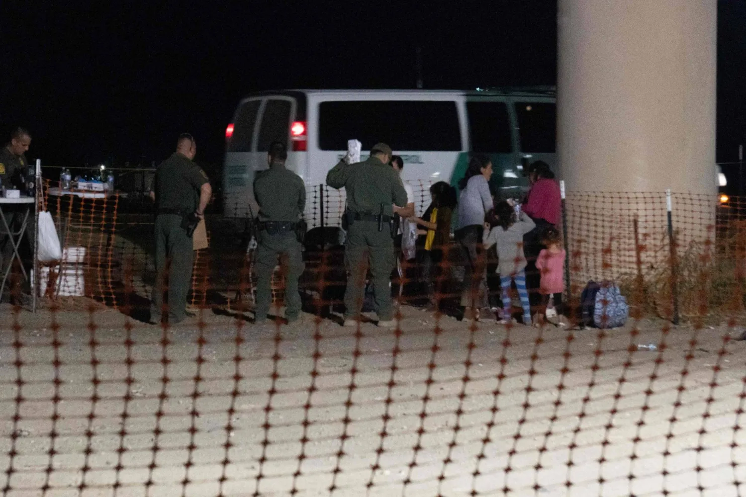 حرس الحدود الأميركي يتعامل مع مهاجرين في إيغل باس (أ.ف.ب)