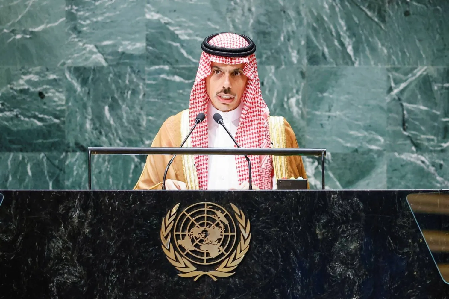 الأمير فيصل بن فرحان لدى إلقائه كلمة السعودية أمام الجمعية العامة للأمم المتحدة (رويترز)