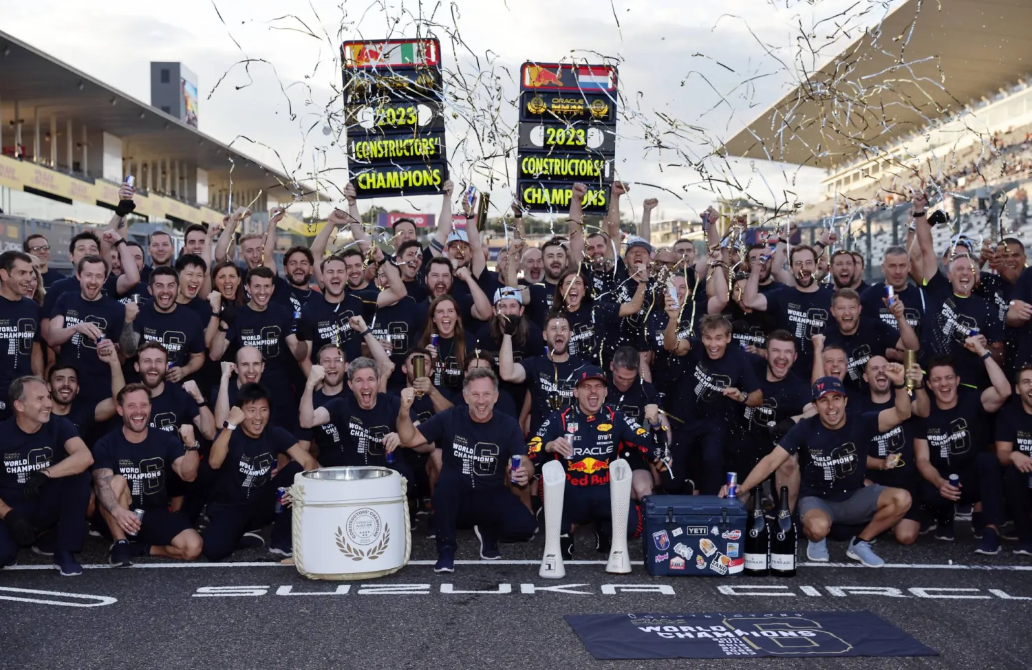 ريد بول يحتفل بالتتويج في اليابان (رويترز)