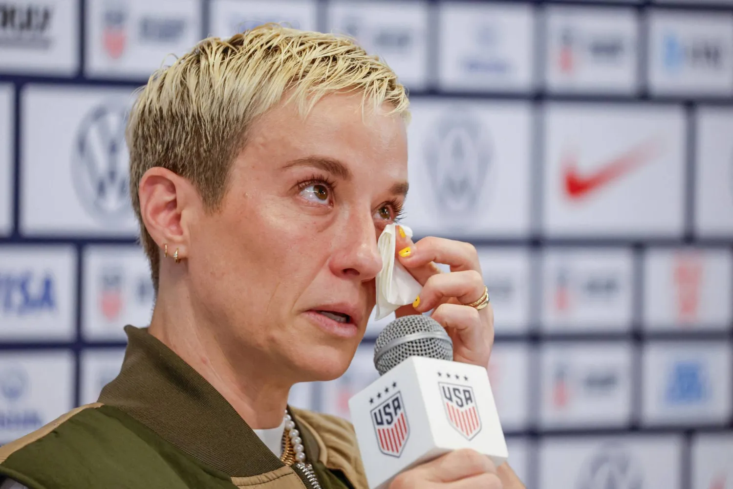 ميغان رابينو تذرف الدموع بعد اعتزالها اللعب الدولي (أ.ف.ب)