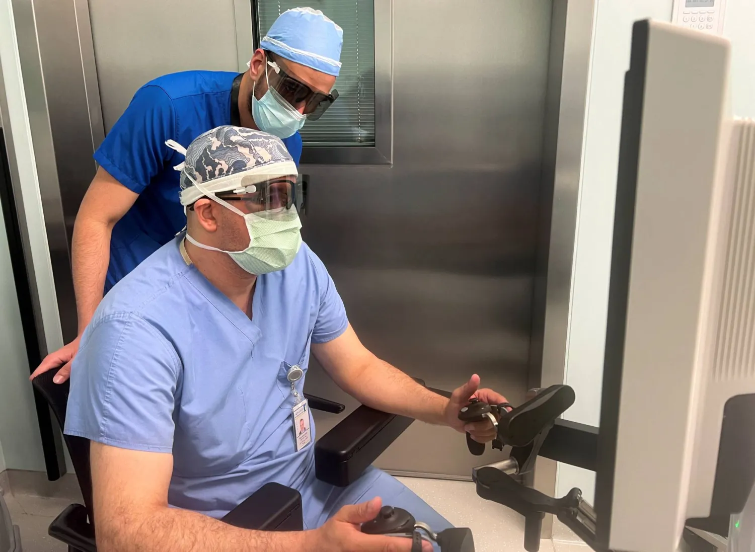 ينصح الخبراء بأن تذهب للطبيب برفقة صديق أو أحد أفراد العائلة (أرشيفية- رويترز)